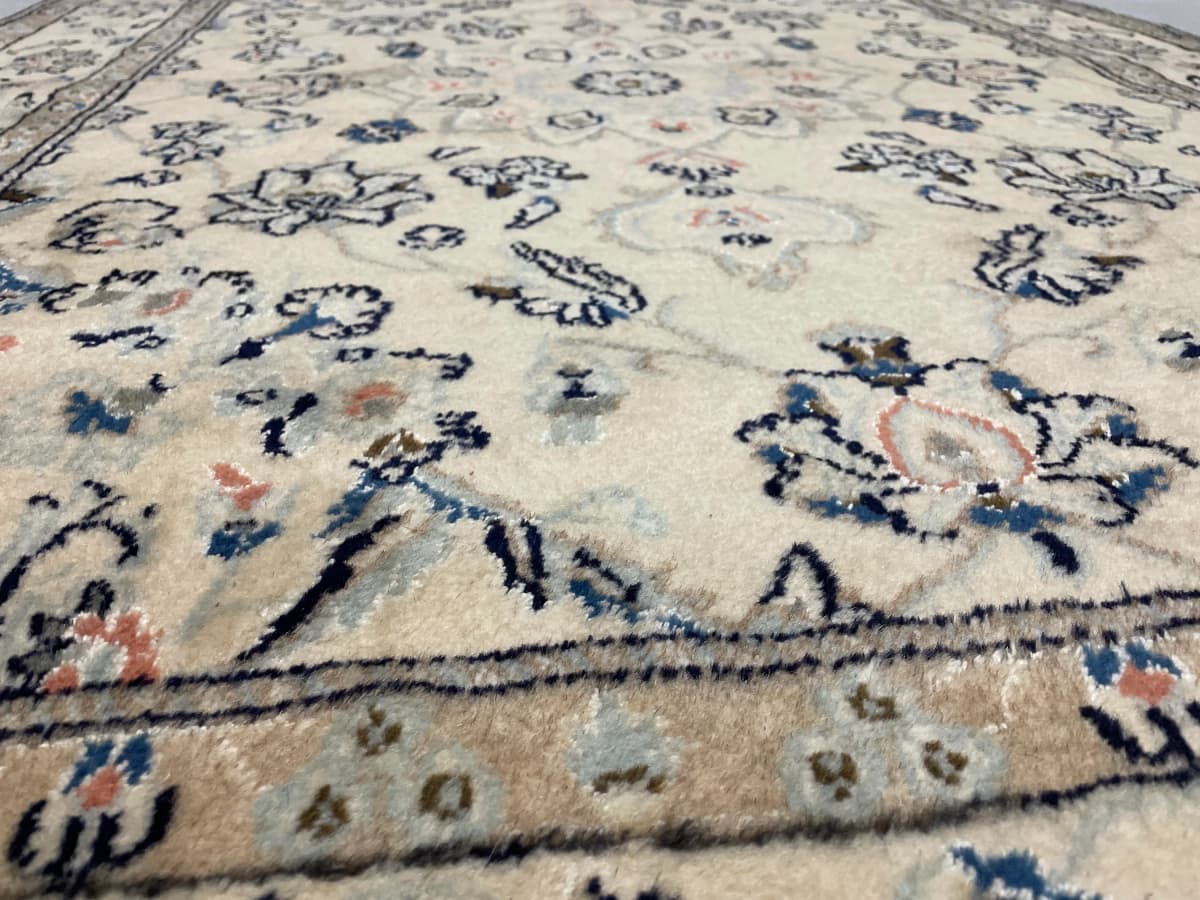 Perserteppich Nain, orientalisch, 145x206 cm, überwiegend in Weiß — Nahaufnahme der Textur
