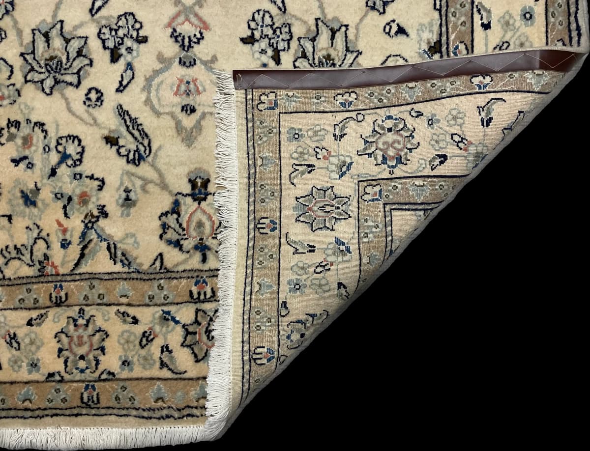 Perserteppich Nain, orientalisch, 145x206 cm, überwiegend in Weiß — Gefaltet