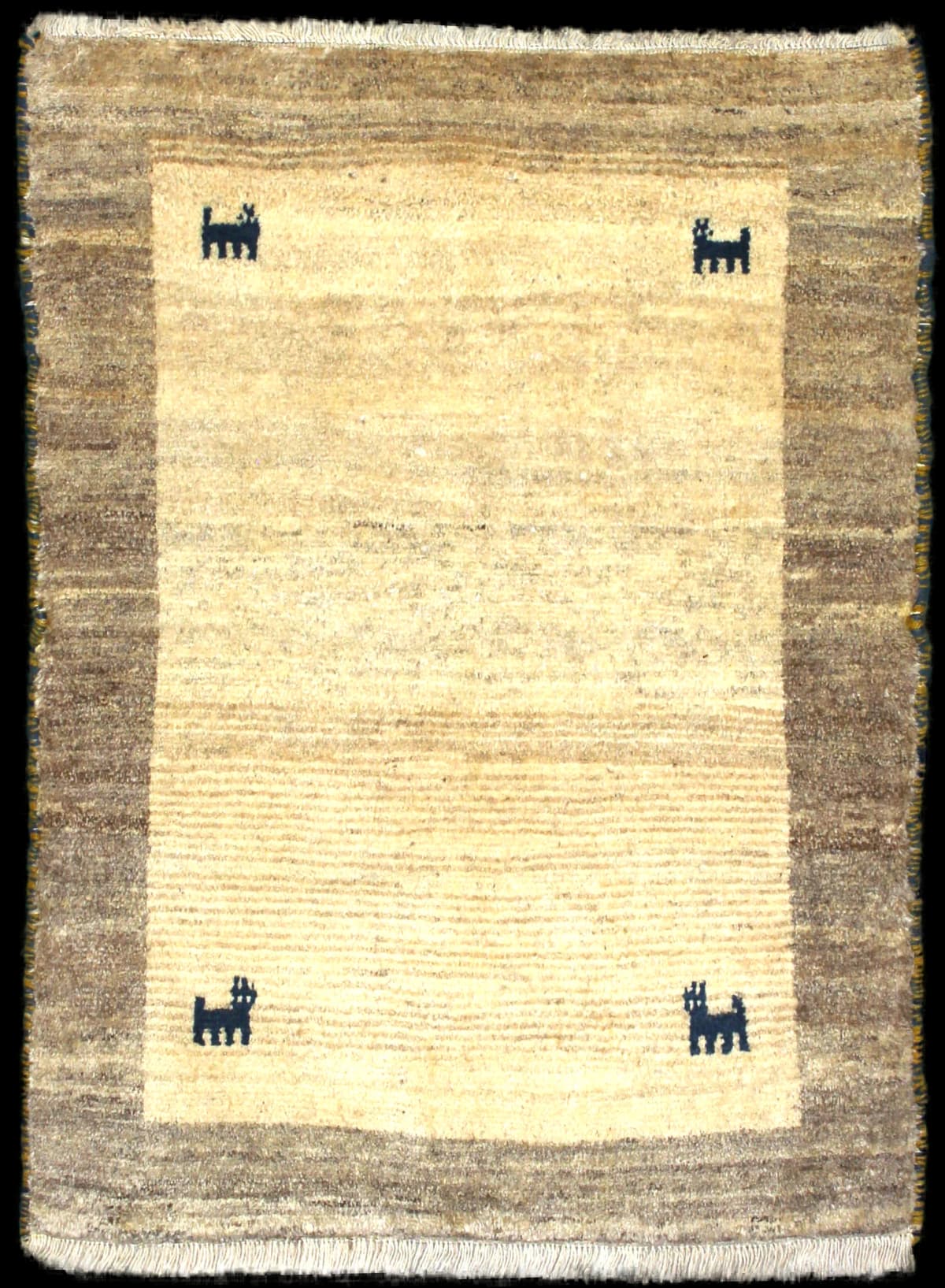 alfombra persa de estilo gabbeh en dimensiones 140 centímetros de largo por 102 centímetros de ancho con colores principalmente beige