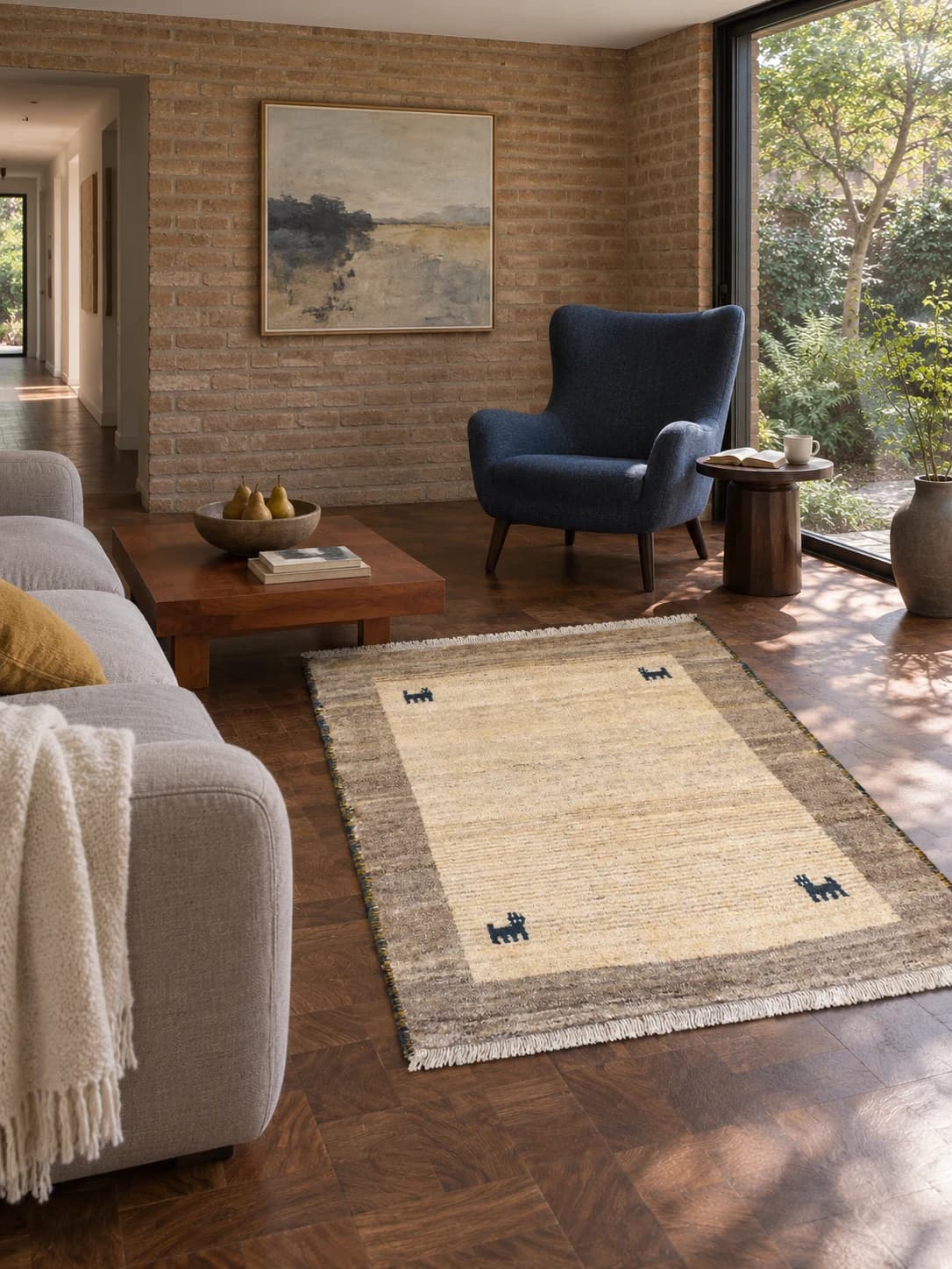 Perserteppich Gabbeh, orientalisch, 102x140 cm, überwiegend in Beige — Im Raum