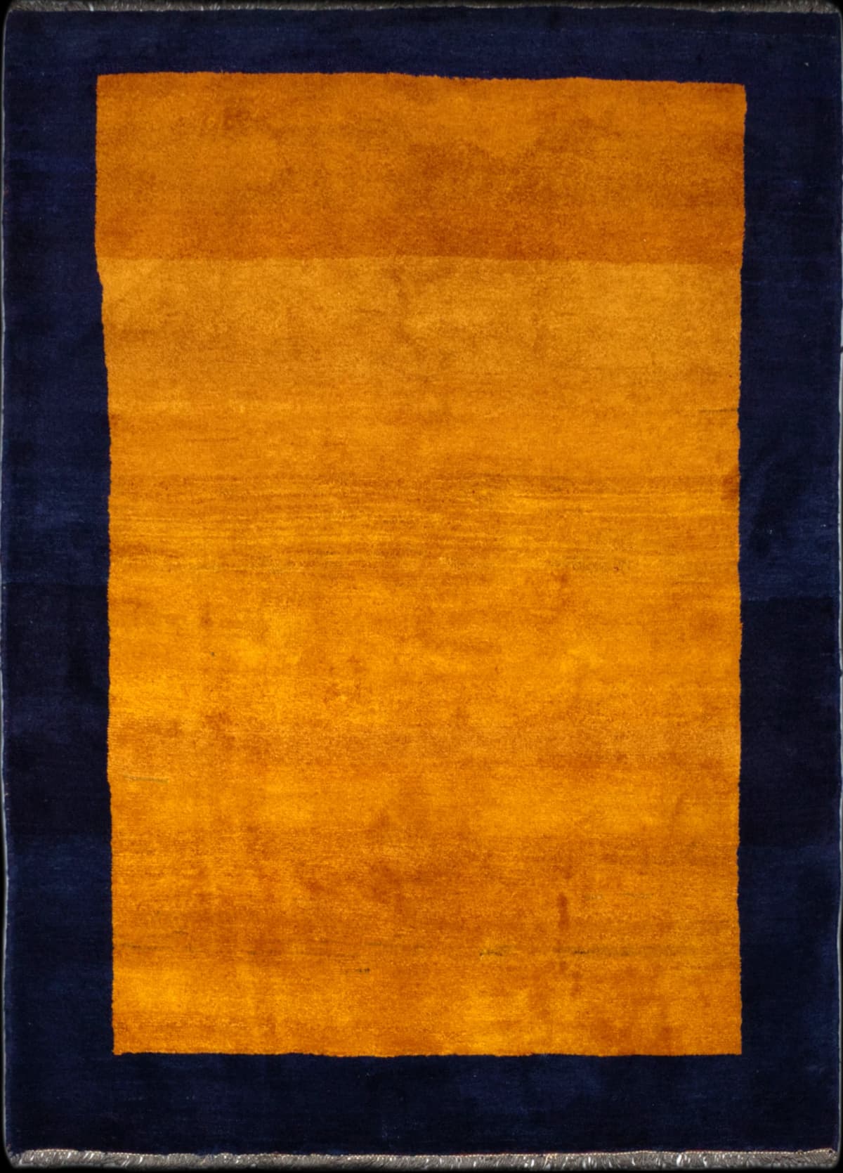 alfombra persa de estilo gabbeh en dimensiones 240 centímetros de largo por 164 centímetros de ancho con colores principalmente naranja