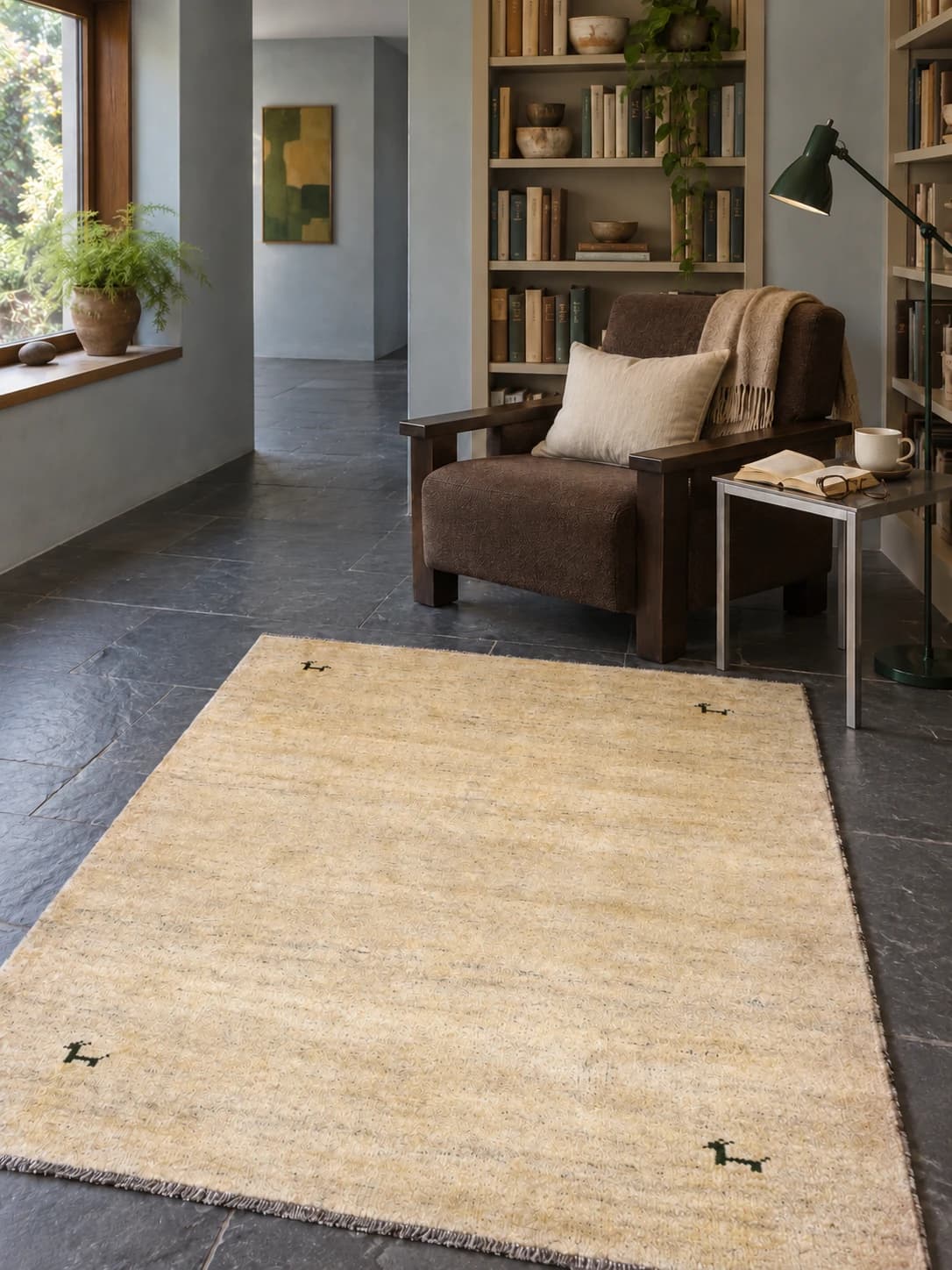 Perserteppich Gabbeh, schlicht, 135x187 cm, überwiegend in Beige — Im Raum
