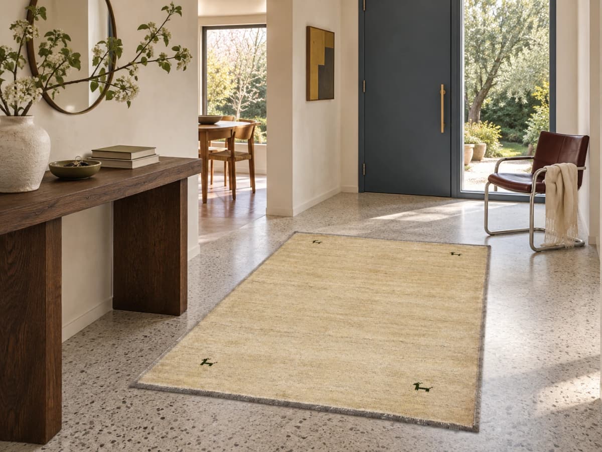 Perserteppich Gabbeh, schlicht, 135x187 cm, überwiegend in Beige — Im Raum