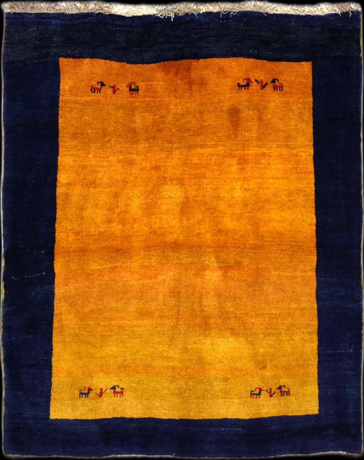 alfombra persa de estilo gabbeh en dimensiones 202 centímetros de largo por 160 centímetros de ancho con colores principalmente naranja