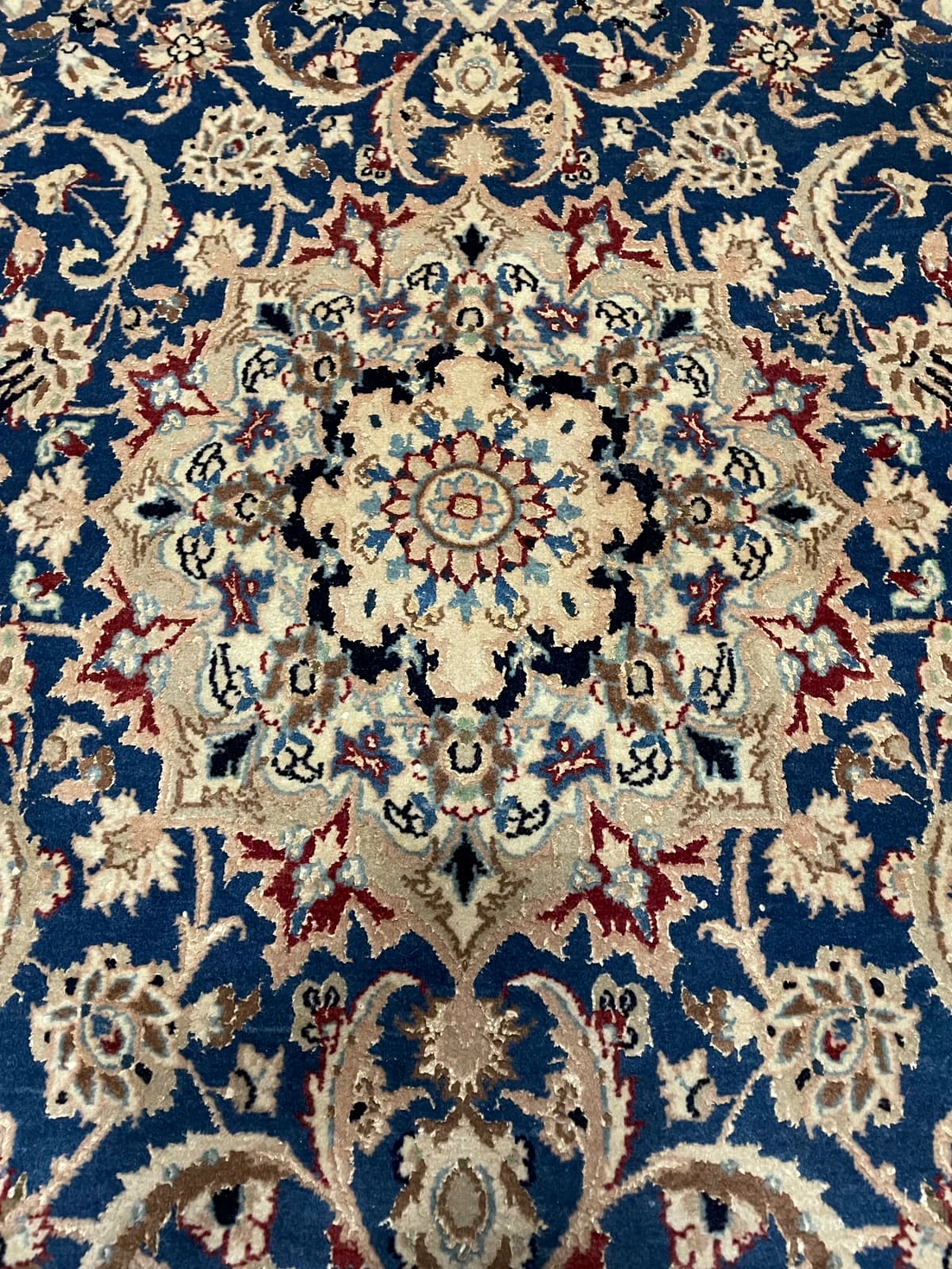 Perserteppich Nain, orientalisch, 122x203 cm, überwiegend in Blau — Nahaufnahme der Textur