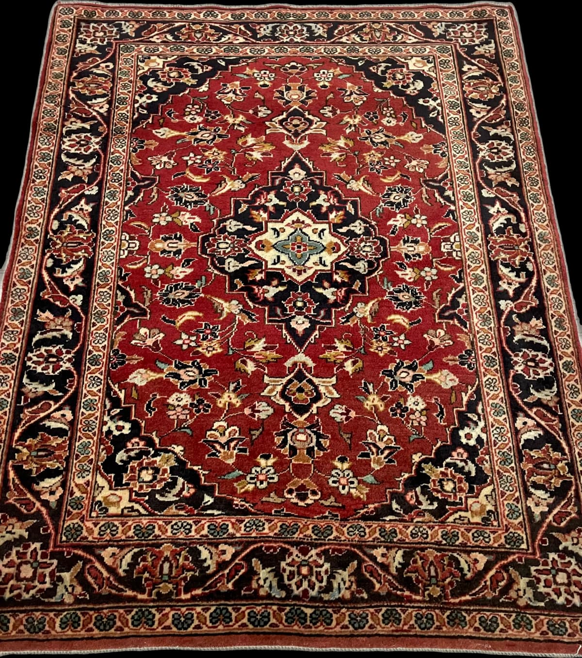 Perserteppich Kashan, orientalisch, 111x143 cm, überwiegend in Rot — Perspektive