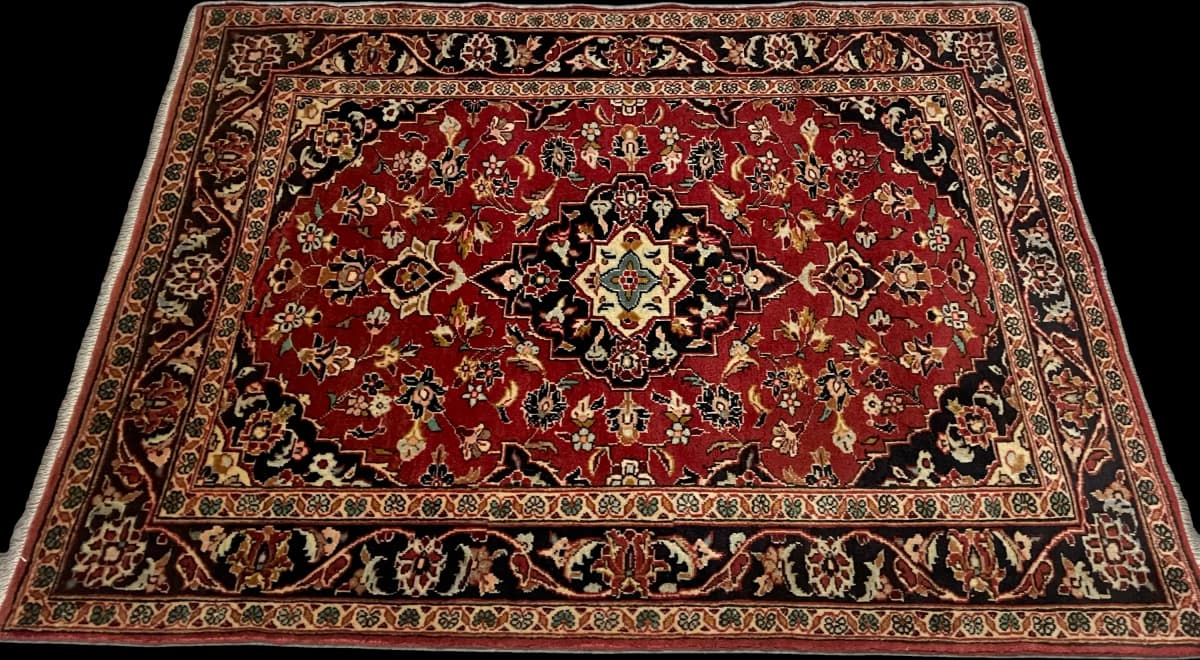 Perserteppich Kashan, orientalisch, 111x143 cm, überwiegend in Rot — Perspektive