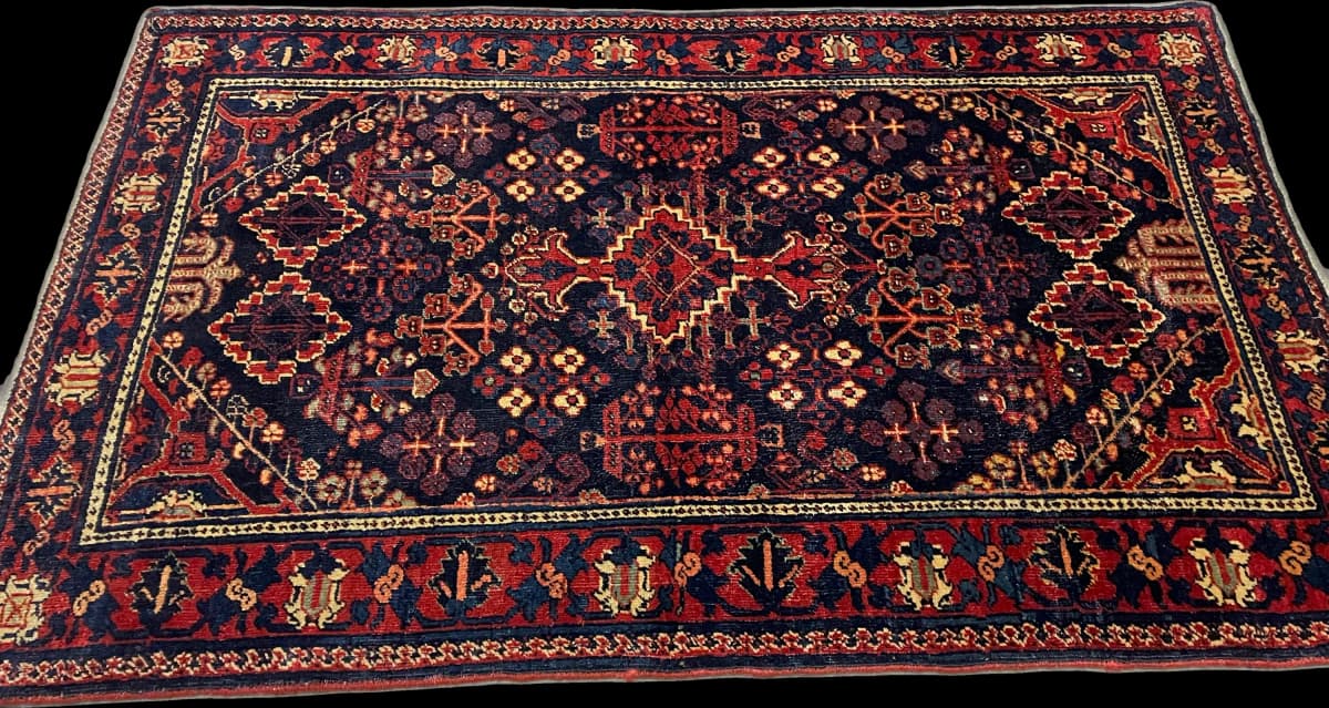 Perserteppich Kerman, orientalisch, 100x157 cm, überwiegend in Rot und Schwarz — Perspektive