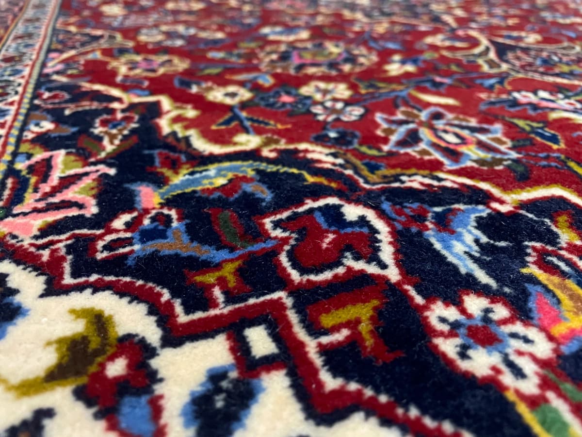 Perserteppich Kashan, orientalisch, 105x164 cm, überwiegend in Rot — Nahaufnahme der Textur