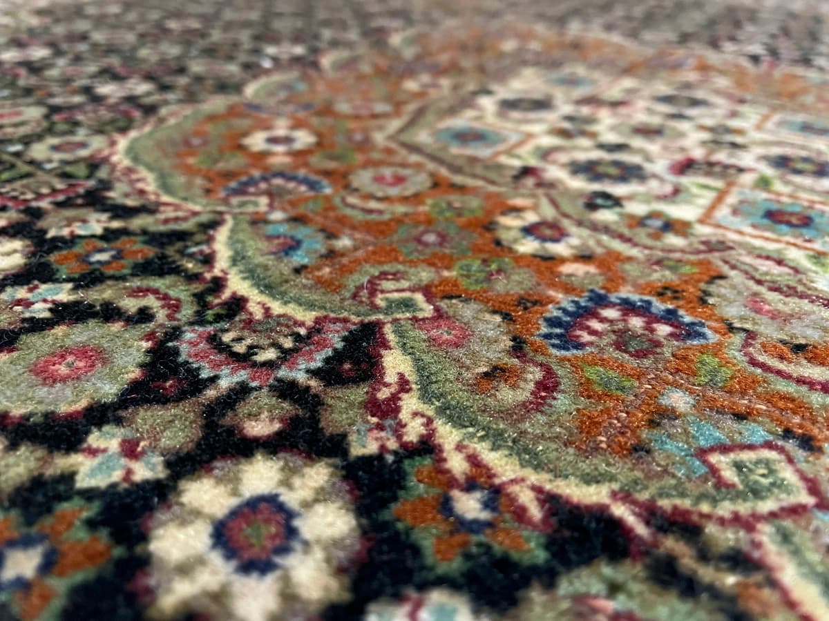 Perserteppich Khoy, orientalisch, 100x150 cm, überwiegend in Braun und Schwarz — Nahaufnahme der Textur