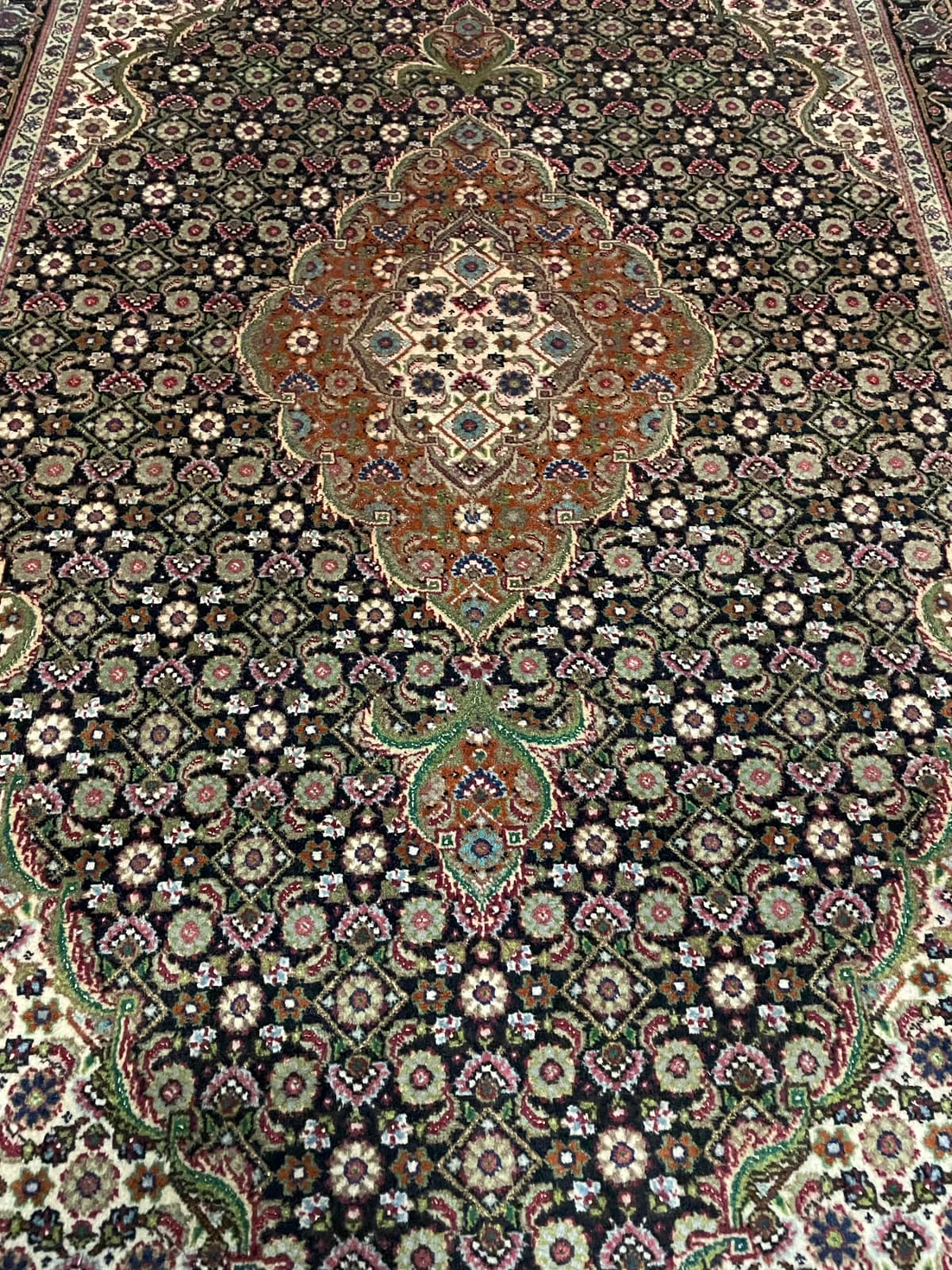 Perserteppich Khoy, orientalisch, 100x150 cm, überwiegend in Braun und Schwarz — Perspektive