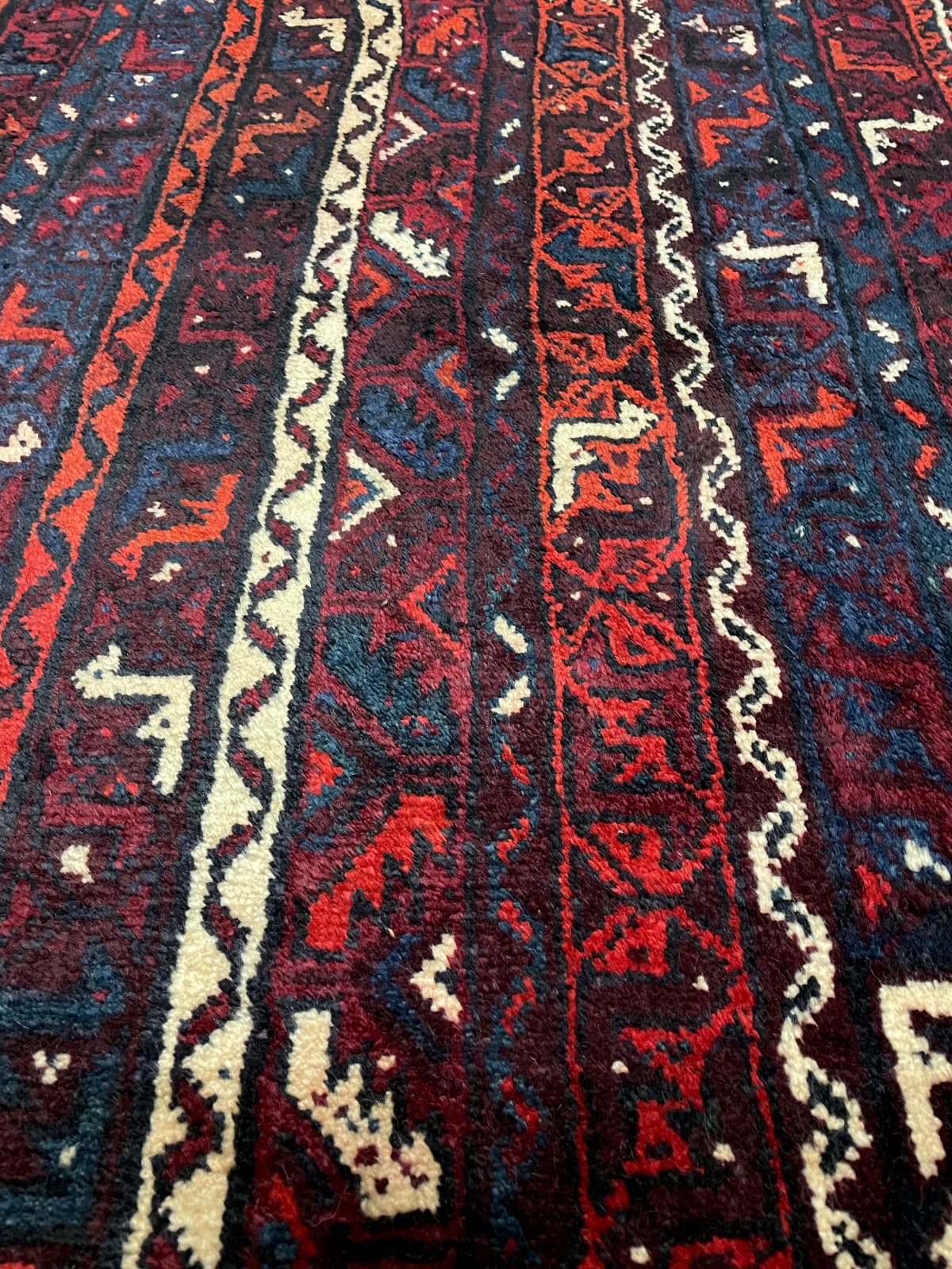 Alfombra persa gabbeh, oriental, 90x128 cm, principalmente en rojo y naranja — Primer plano de la textura