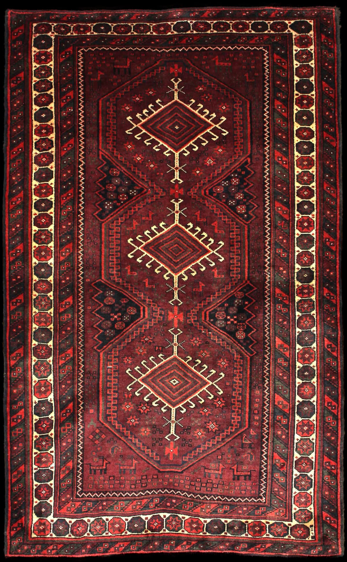 alfombra persa de estilo baluch en dimensiones 205 centímetros de largo por 125 centímetros de ancho con colores principalmente rojo