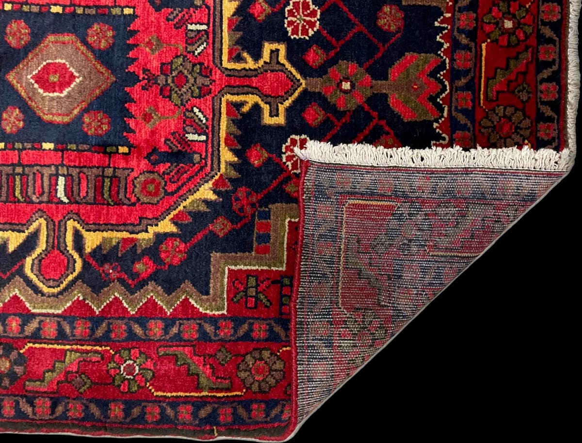 Perserteppich Nahavand, orientalisch, 115x155 cm, überwiegend in Rot — Gefaltet