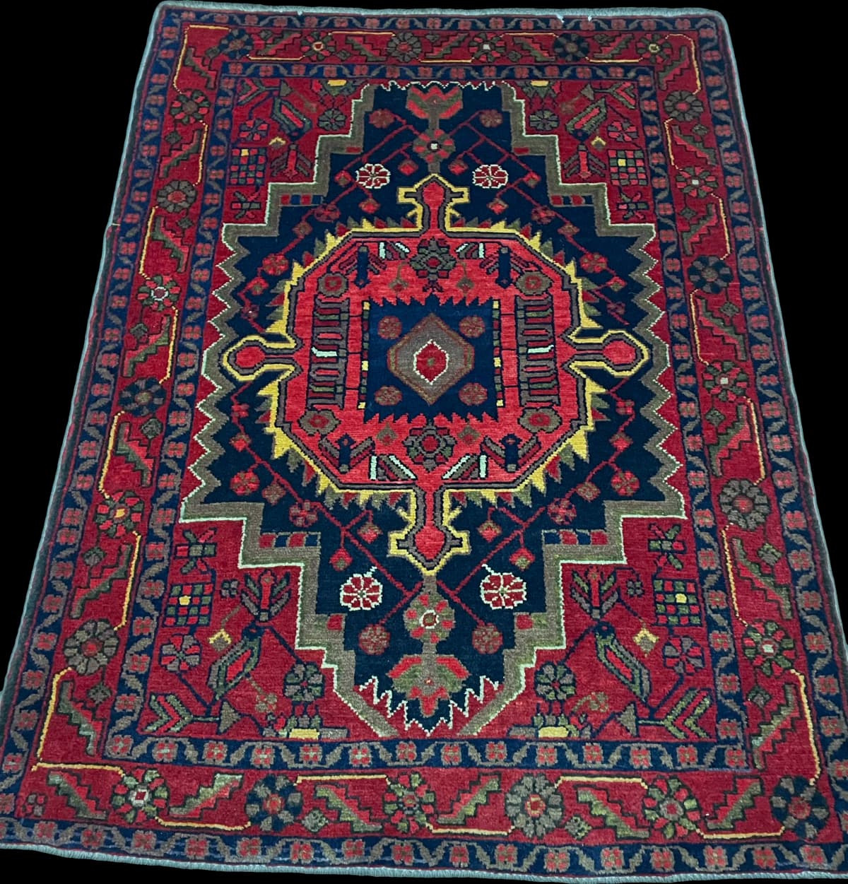 Perserteppich Nahavand, orientalisch, 115x155 cm, überwiegend in Rot — Perspektive