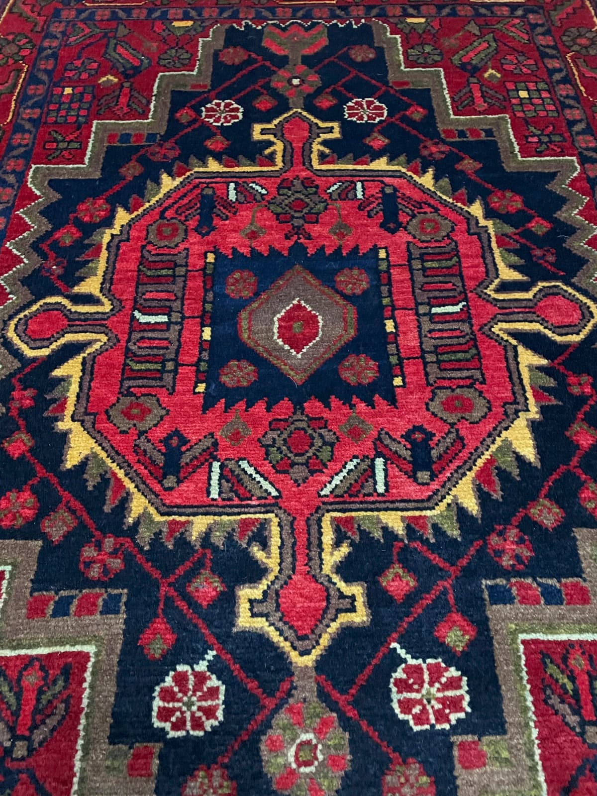 Perserteppich Nahavand, orientalisch, 115x155 cm, überwiegend in Rot — Perspektive