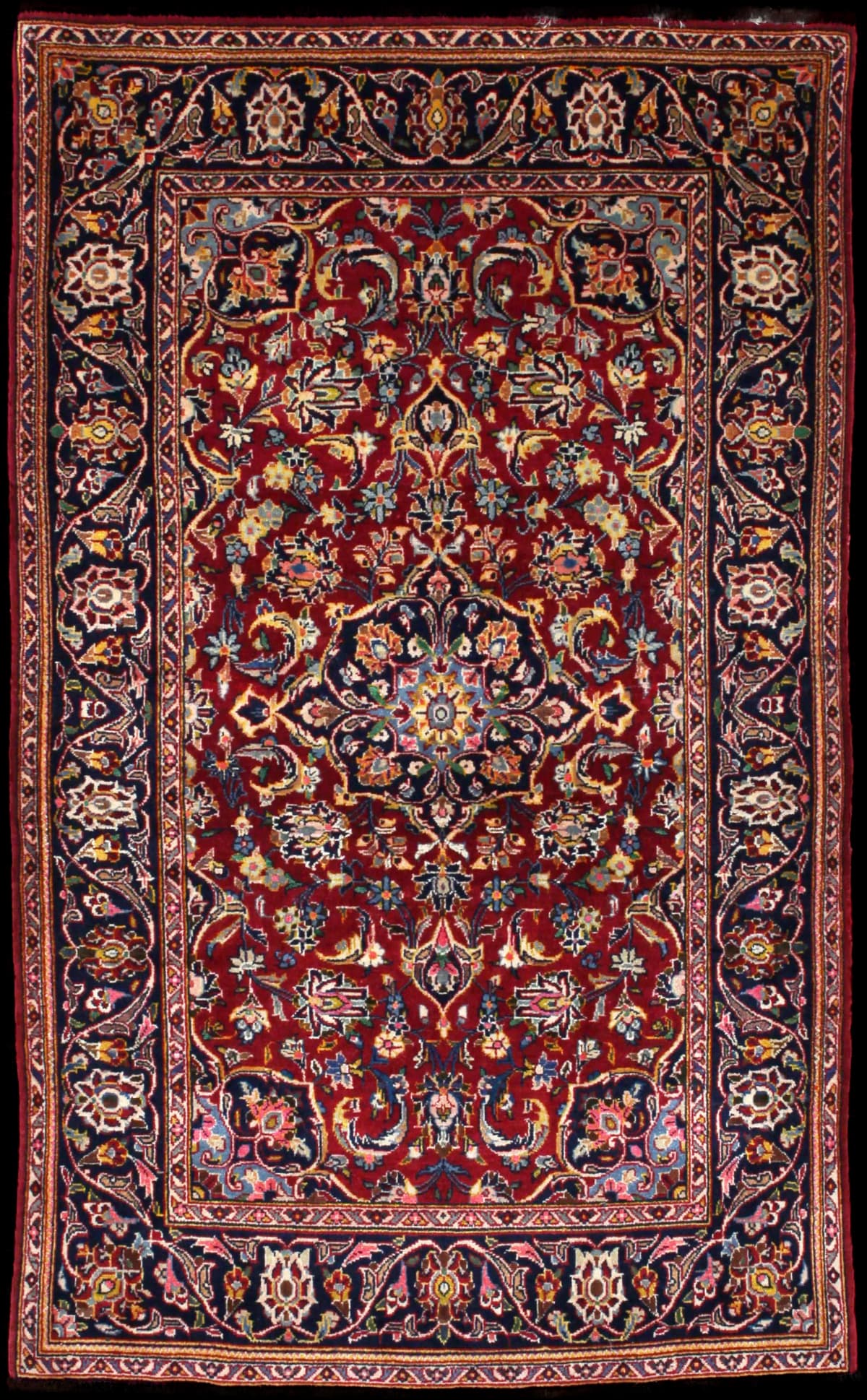 alfombra persa de estilo Bijar en dimensiones 174 centímetros de largo por 106 centímetros de ancho con colores principalmente rojo y azul