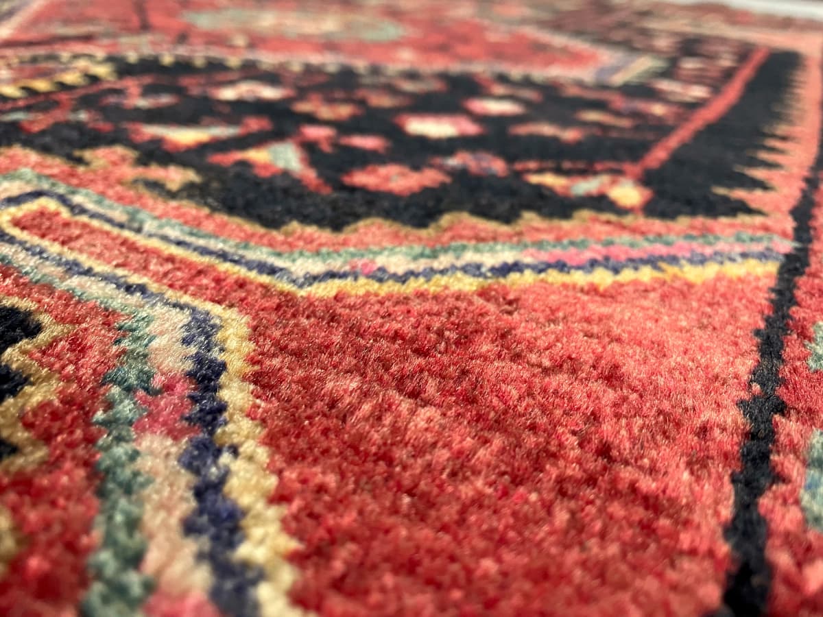 Tapis persan Hamadan, oriental, 103x170 cm, principalement rouge et bleu — Gros plan de la texture