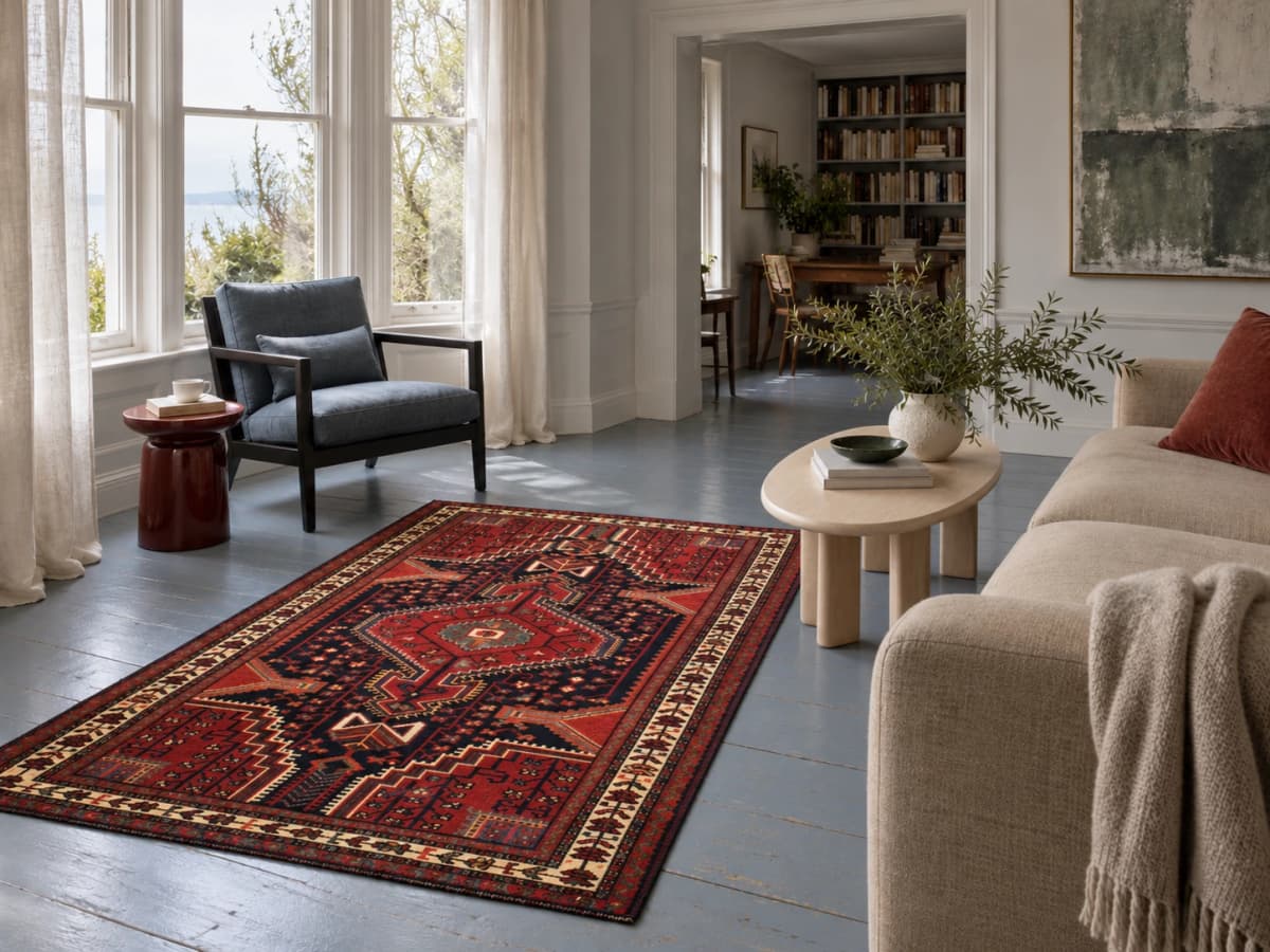Tapis persan Hamadan, oriental, 103x170 cm, principalement rouge et bleu — Dans une pièce