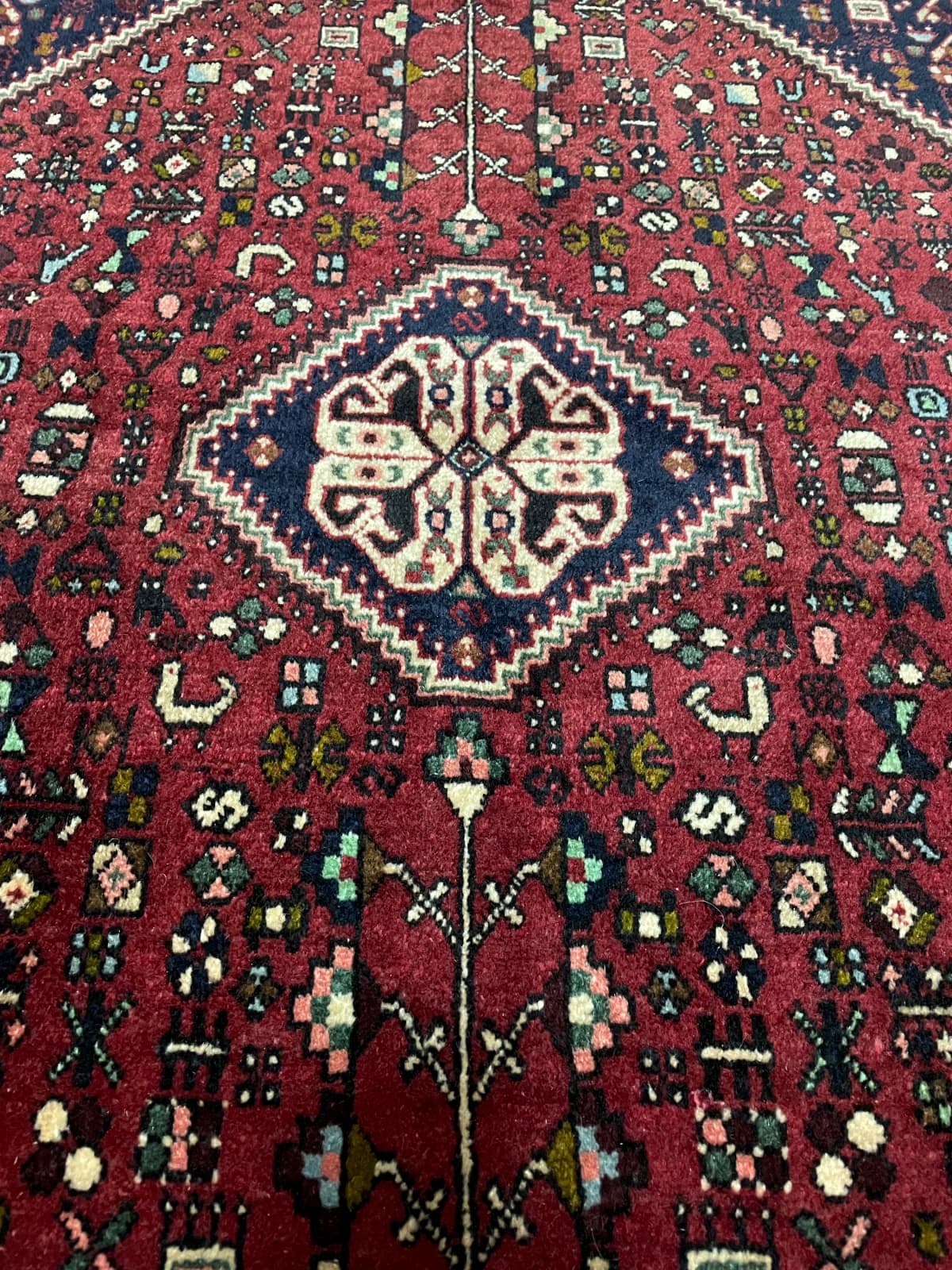 Perserteppich Abadeh, orientalisch, 109x152 cm, überwiegend in Rot und Braun — Nahaufnahme der Textur
