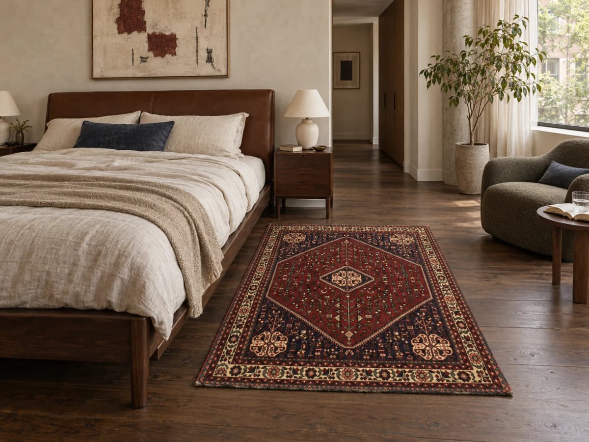 Perserteppich Abadeh, orientalisch, 109x152 cm, überwiegend in Rot und Braun — Im Raum