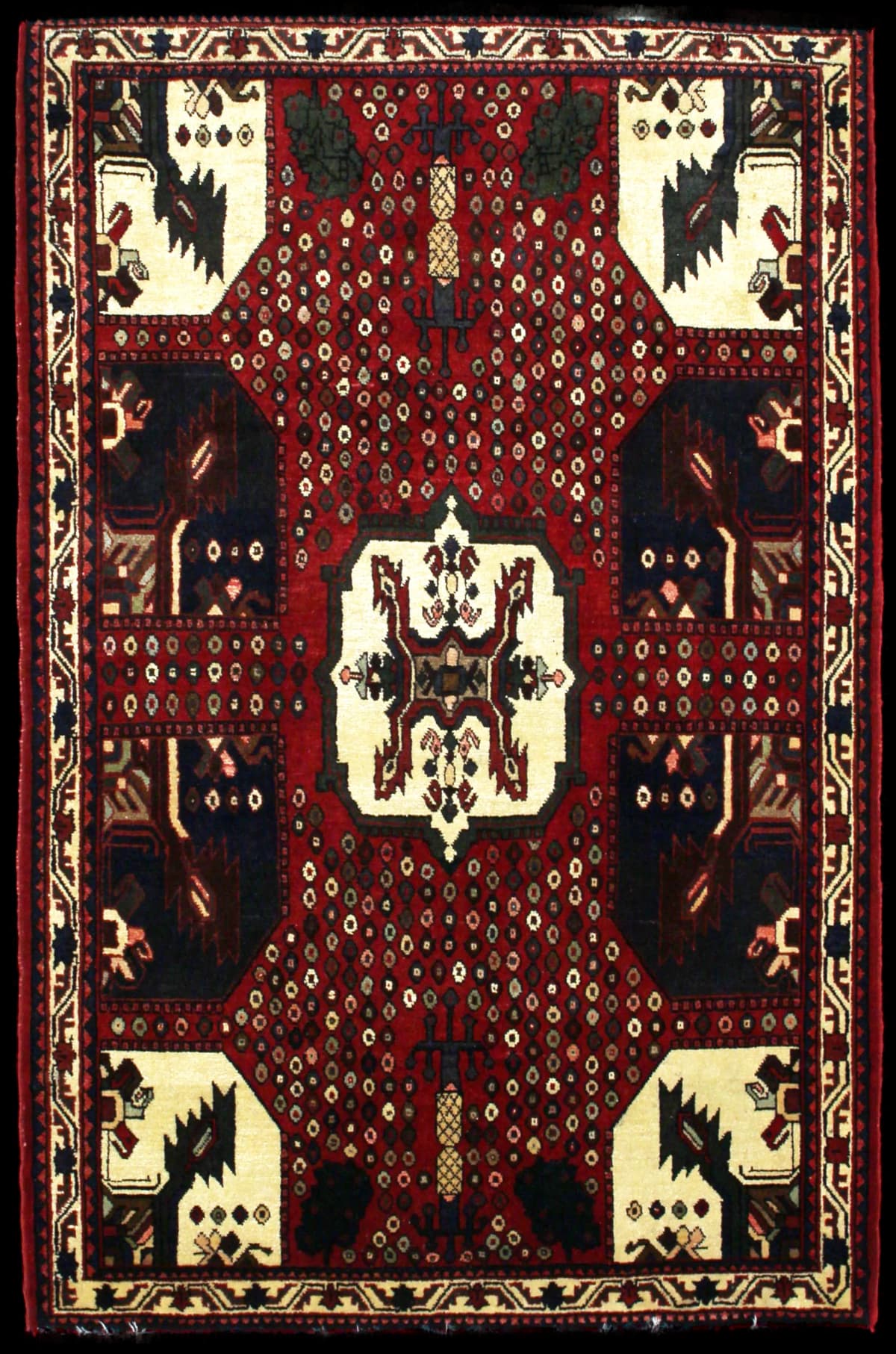 alfombra persa de estilo Shahr-e Babak en dimensiones 162 centímetros de largo por 107 centímetros de ancho con colores principalmente rojo