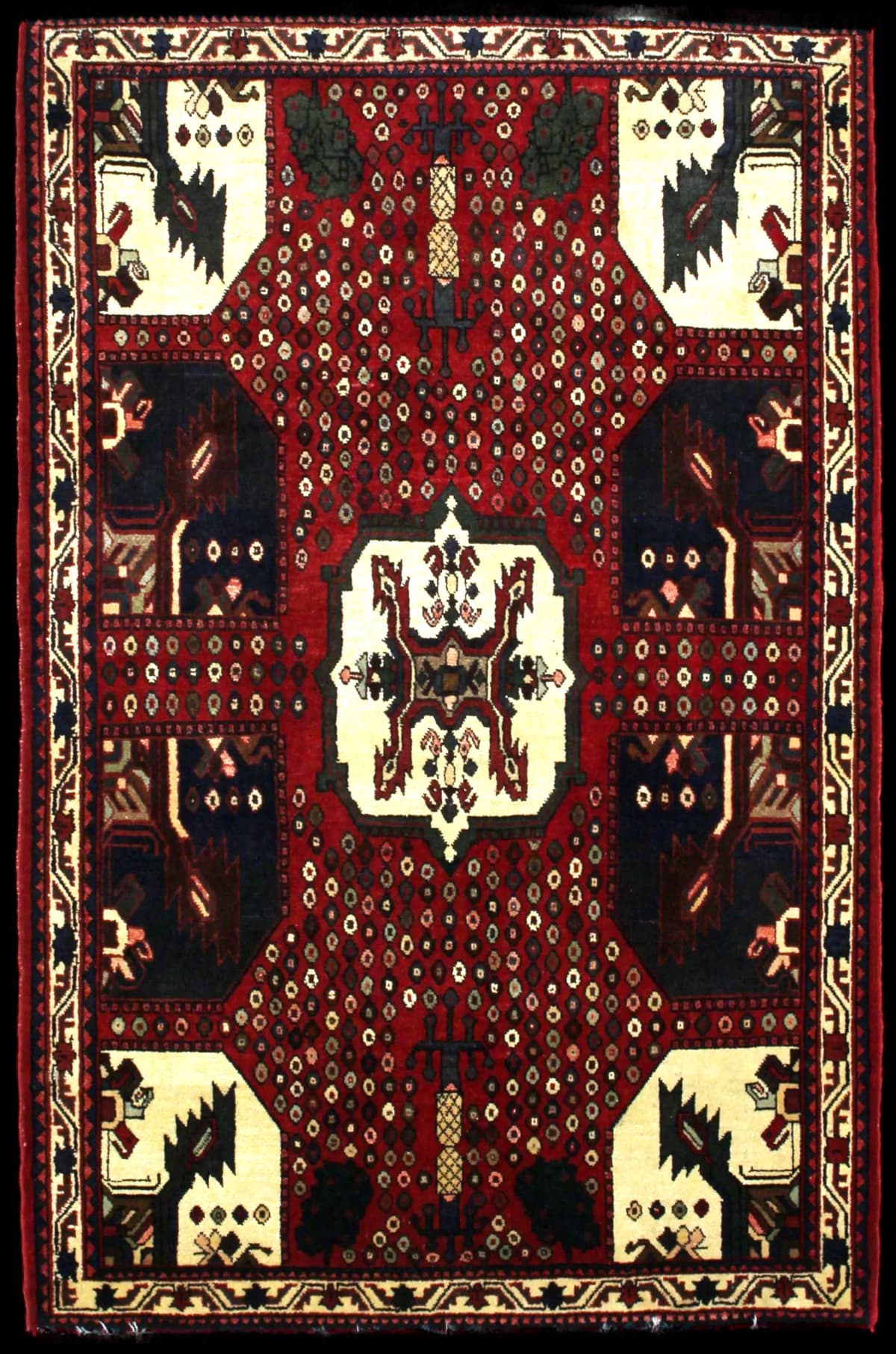 persischer Teppich im Shahr-e Babak Stil in den Maßen 162 Zentimeter Länge mal 107 Zentimeter Breite mit überwiegend rot Farben