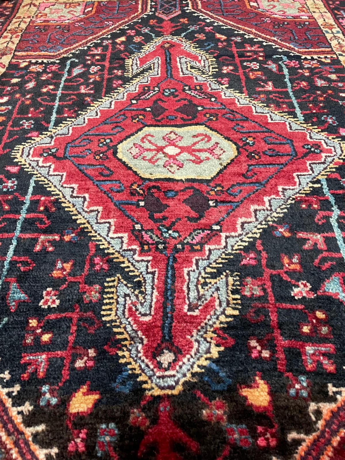 Perserteppich Sirjan, orientalisch, 113x160 cm, überwiegend in Rot — Perspektive