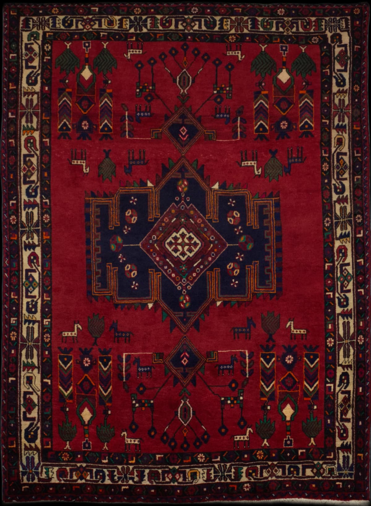alfombra persa en dimensiones 243 centímetros de largo por 160 centímetros de ancho con colores principalmente rojo