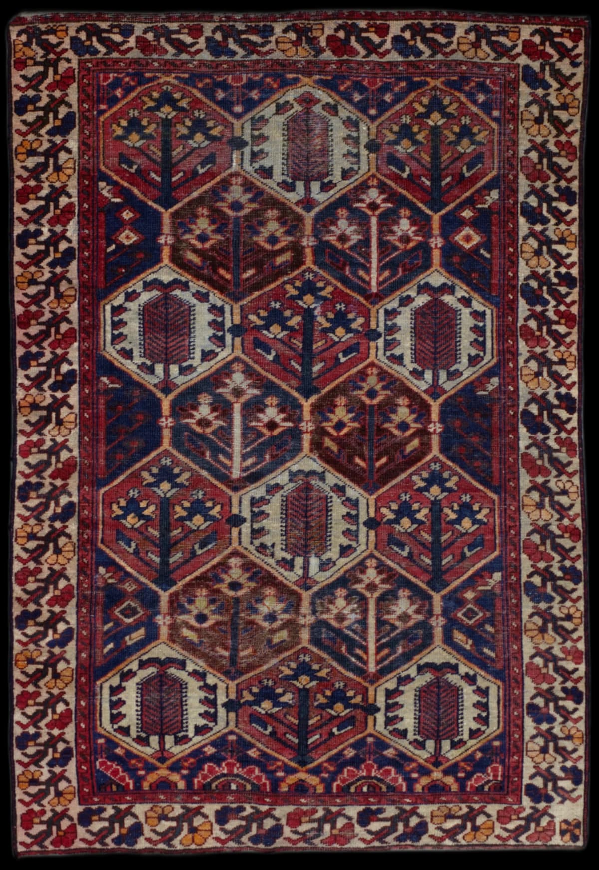 alfombra persa en dimensiones 200 centímetros de largo por 123 centímetros de ancho con colores principalmente rojo