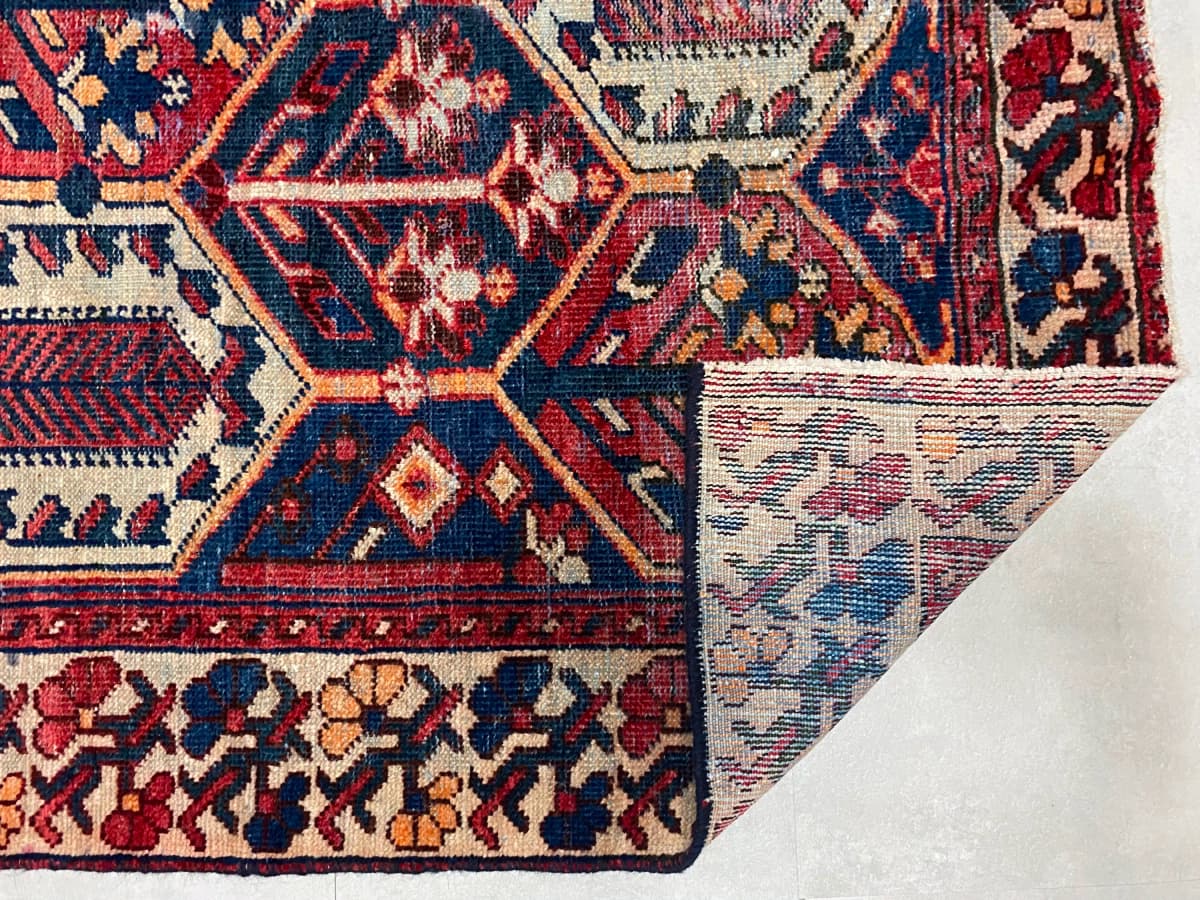 Perserteppich, orientalisch, 123x200 cm, überwiegend in Rot — Gefaltet