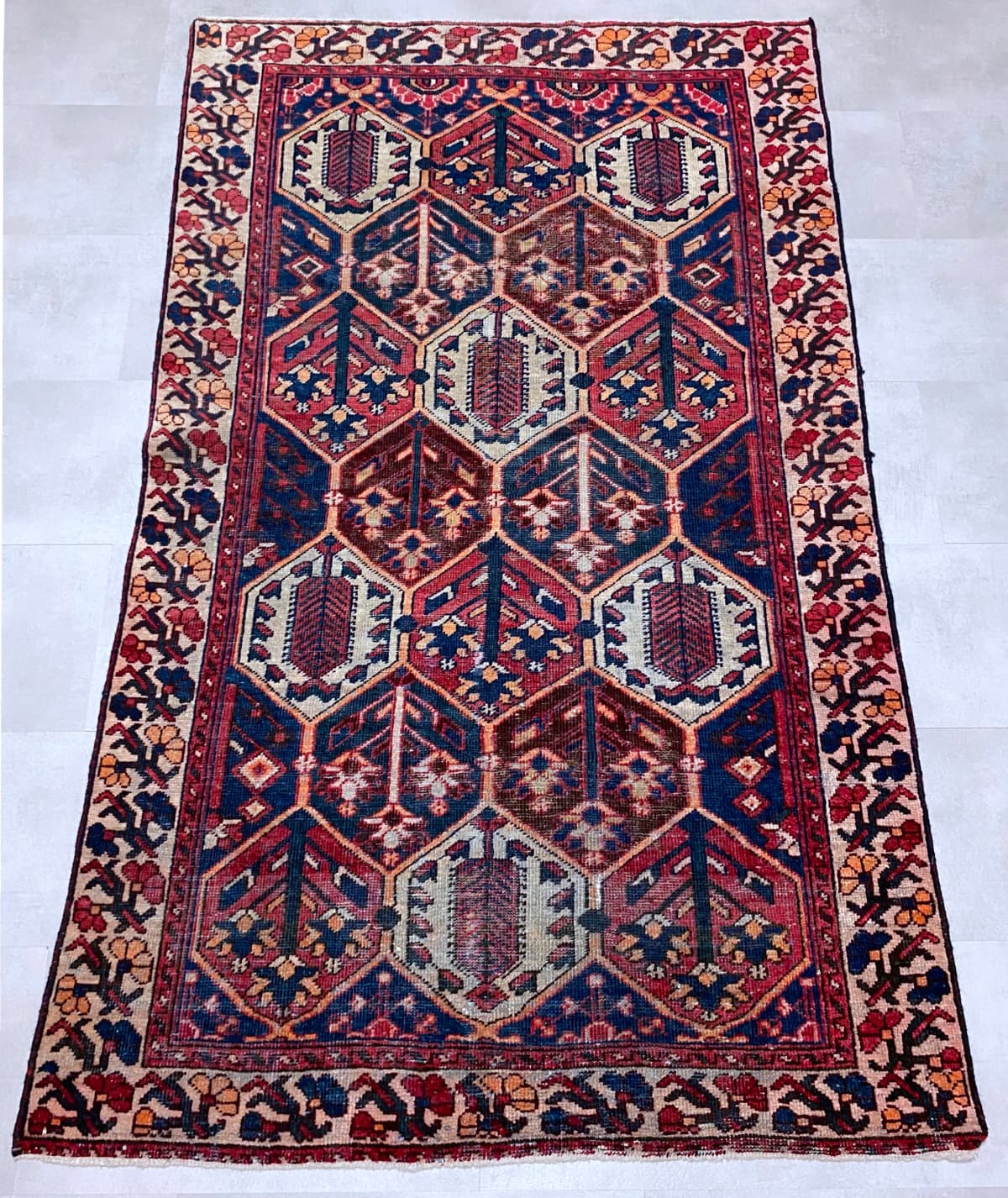 Perserteppich, orientalisch, 123x200 cm, überwiegend in Rot — Perspektive