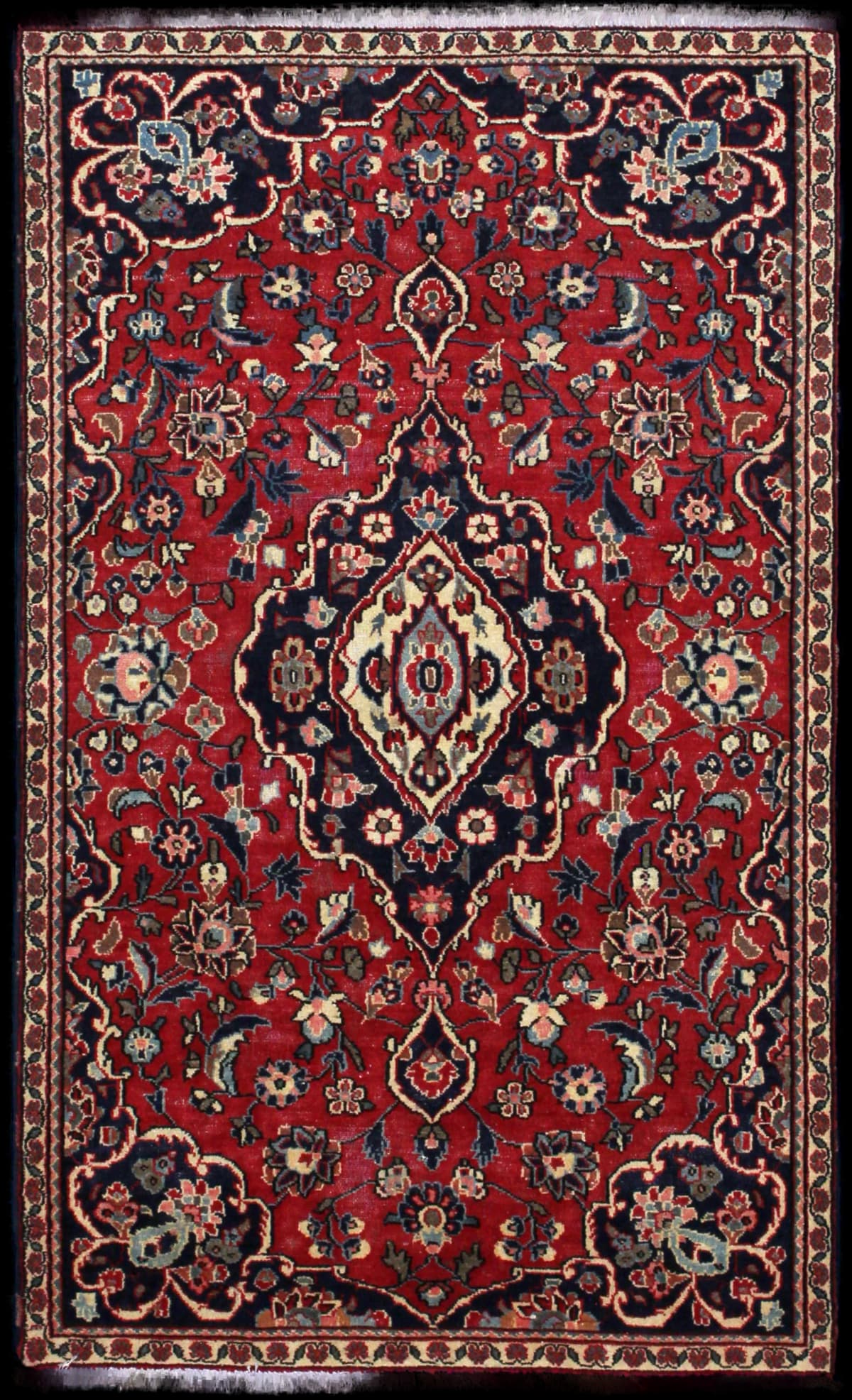 alfombra persa de estilo Aran va Bidgol en dimensiones 160 centímetros de largo por 100 centímetros de ancho con colores principalmente rojo