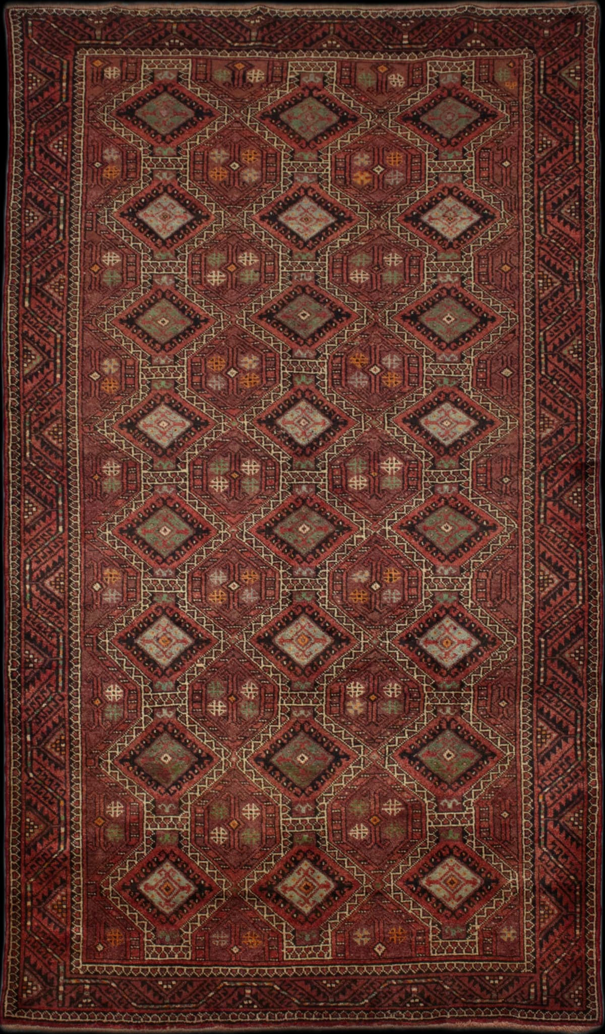 alfombra persa en dimensiones 300 centímetros de largo por 116 centímetros de ancho con colores principalmente rojo