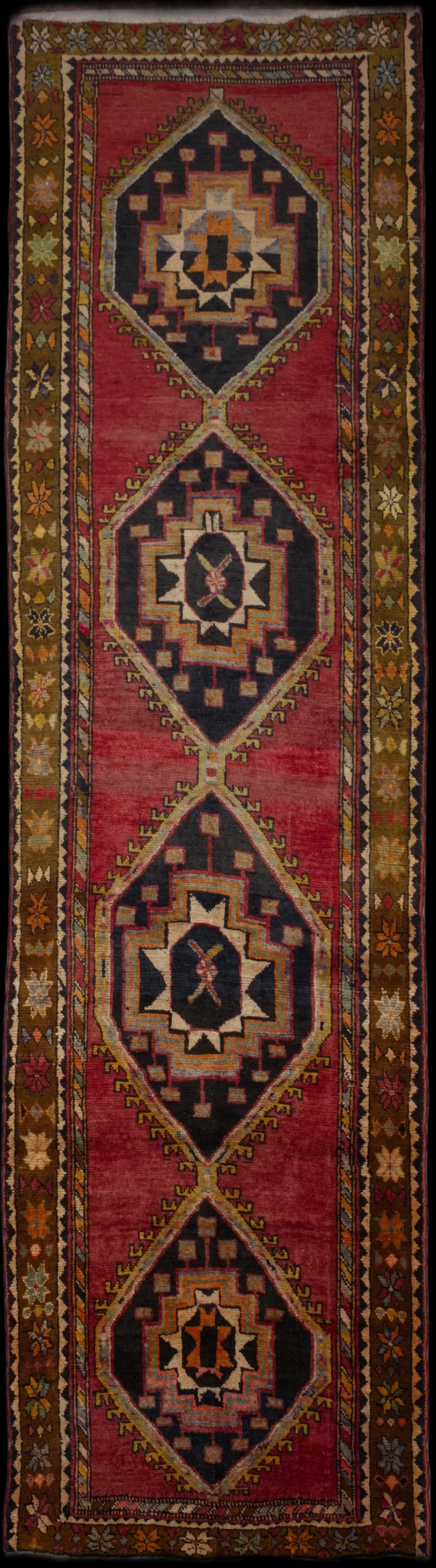 alfombra persa de estilo alfombra oriental en dimensiones 395 centímetros de largo por 110 centímetros de ancho con colores principalmente rojo
