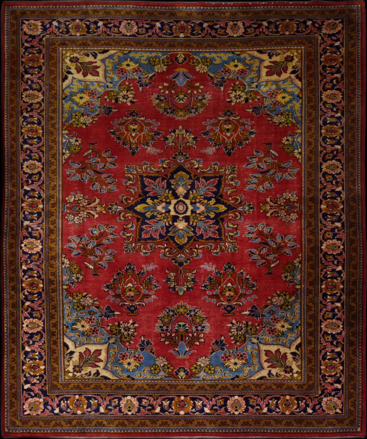 alfombra persa en dimensiones 245 centímetros de largo por 205 centímetros de ancho con colores principalmente rojo