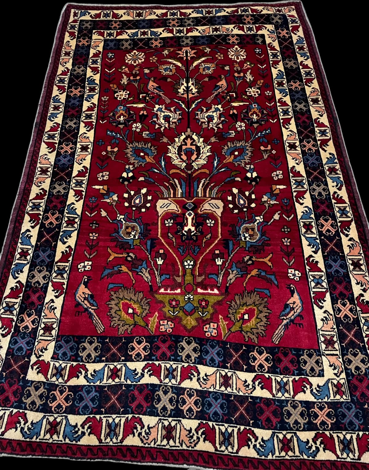 Perserteppich Belutsch, orientalisch, 137x220 cm, überwiegend in Rot und Blau — Perspektive