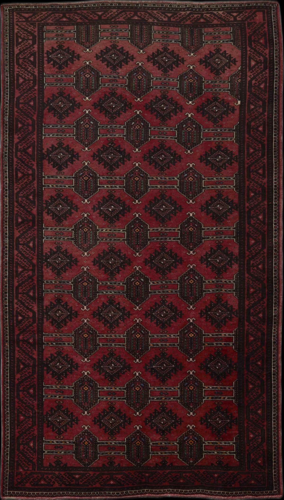alfombra persa en dimensiones 280 centímetros de largo por 145 centímetros de ancho con colores principalmente rojo