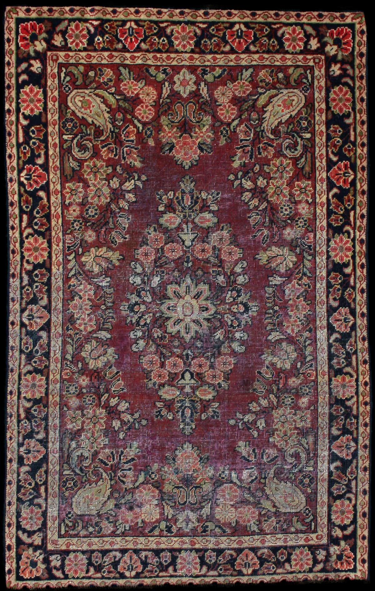 alfombra persa de estilo Moshkabad en dimensiones 198 centímetros de largo por 124 centímetros de ancho con colores principalmente morado