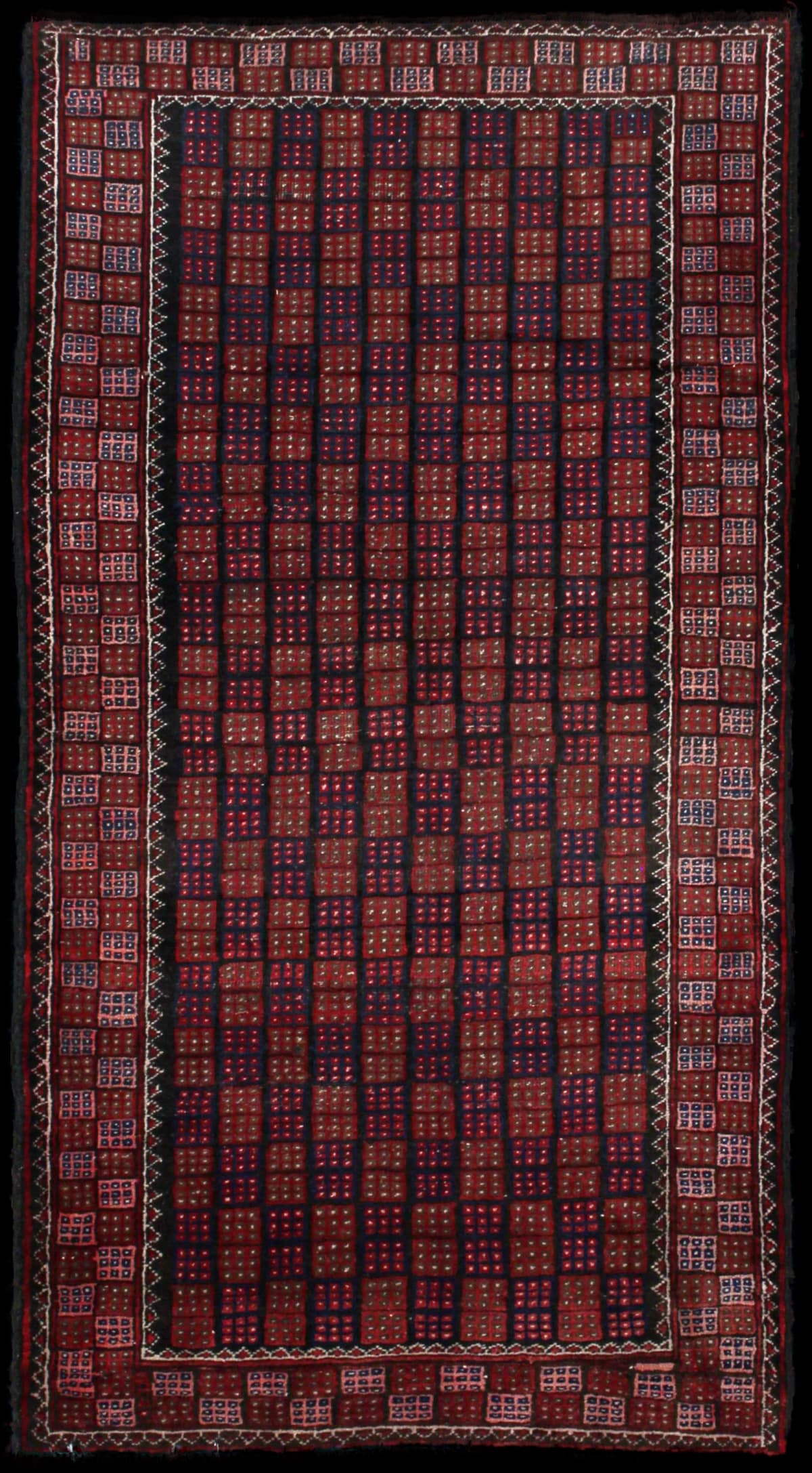 alfombra persa de estilo baluch en dimensiones 170 centímetros de largo por 93 centímetros de ancho con colores principalmente marrón y azul
