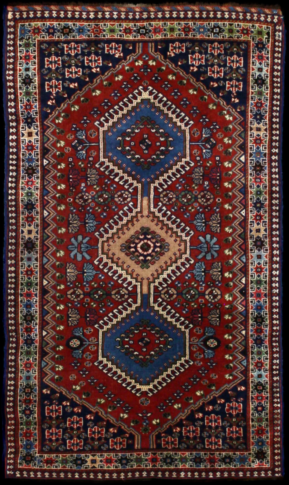 alfombra persa de estilo bakhtiari en dimensiones 148 centímetros de largo por 85 centímetros de ancho con colores principalmente azul y naranja