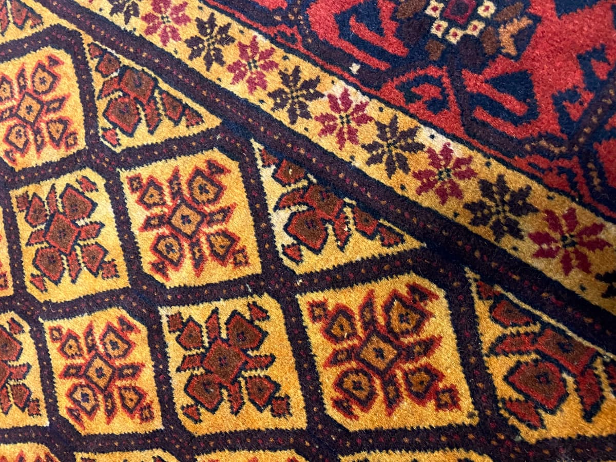 Perserteppich Belutsch, geometrisch, 91x176 cm, überwiegend in Orange und Gelb — Nahaufnahme der Textur