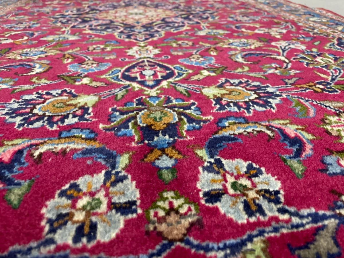 Perserteppich Kashmar, orientalisch, 110x217 cm, überwiegend in Rot — Nahaufnahme der Textur