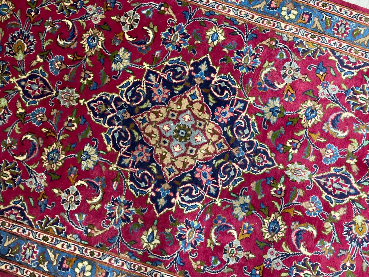 Perserteppich Kashmar, orientalisch, 110x217 cm, überwiegend in Rot — Perspektive