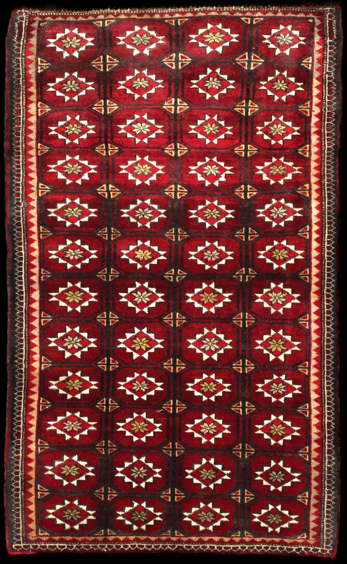 alfombra persa de estilo baluch en dimensiones 150 centímetros de largo por 92 centímetros de ancho con colores principalmente rojo