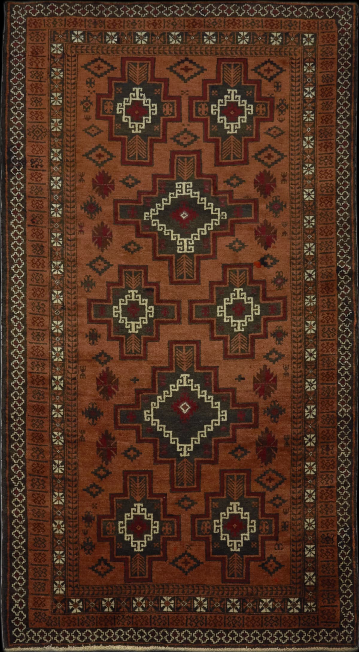 alfombra persa en dimensiones 275 centímetros de largo por 137 centímetros de ancho con colores principalmente naranja