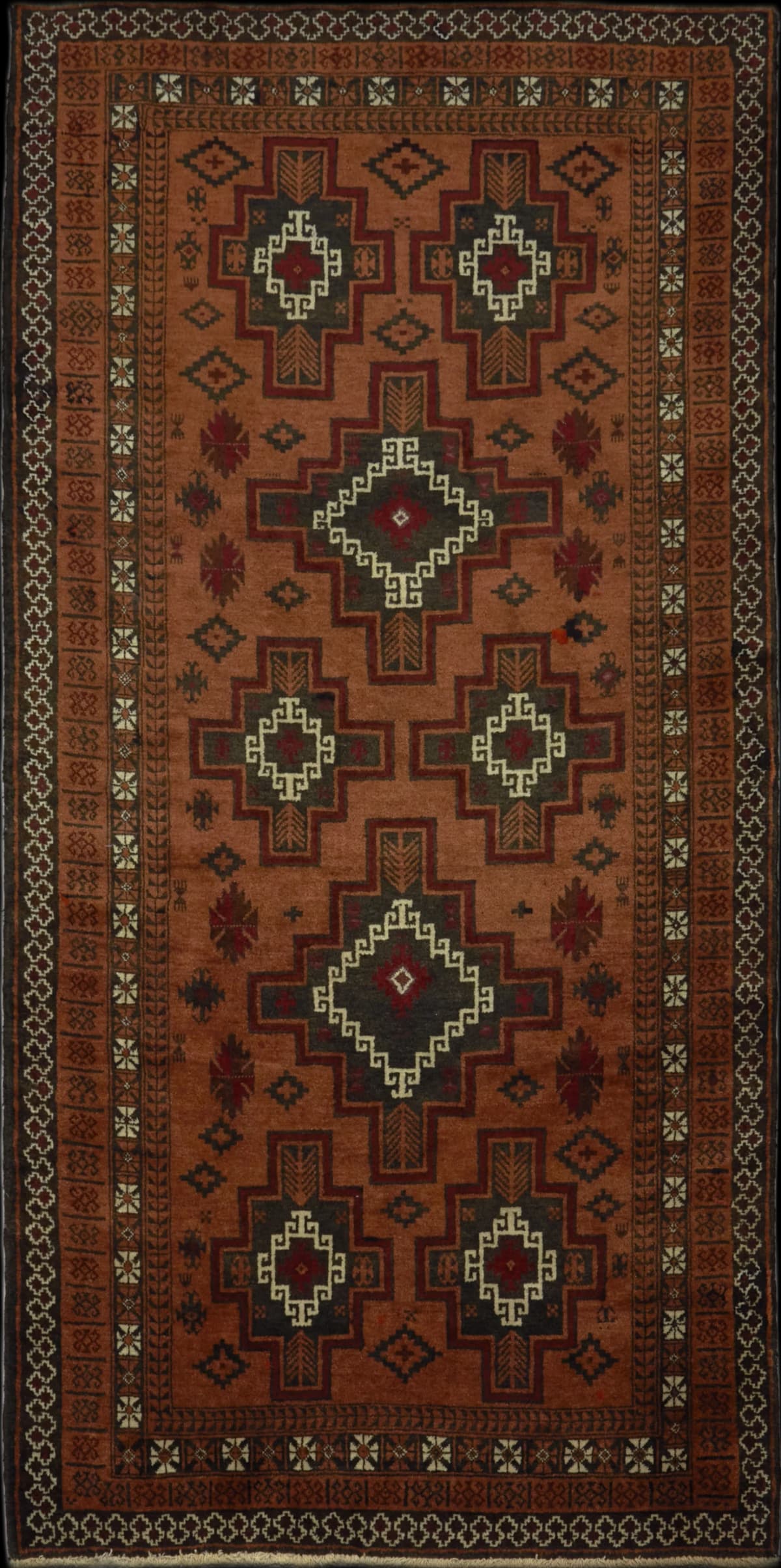 alfombra persa en dimensiones 275 centímetros de largo por 137 centímetros de ancho con colores principalmente naranja