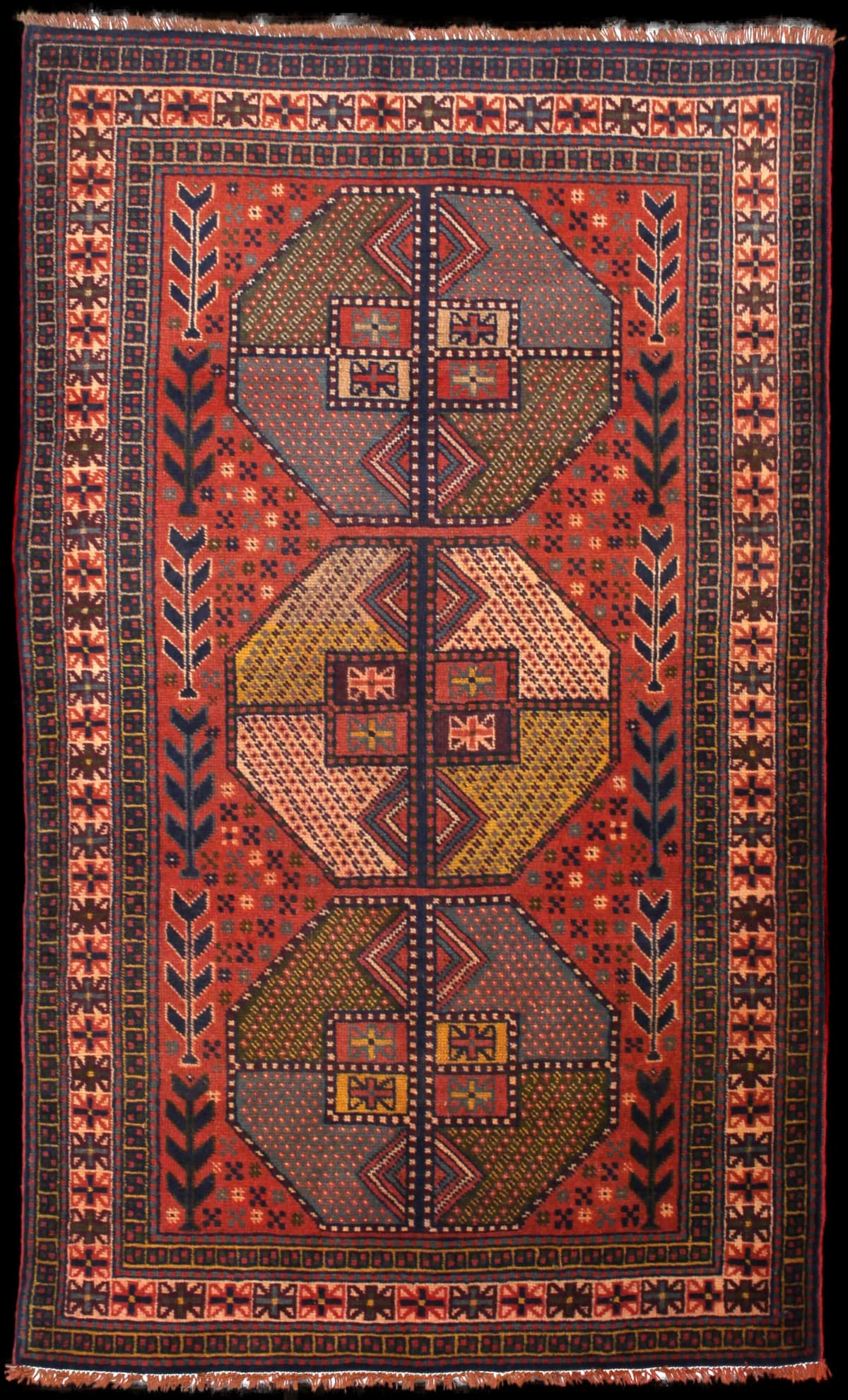 alfombra persa de estilo baluch en dimensiones 188 centímetros de largo por 112 centímetros de ancho con colores principalmente rojo
