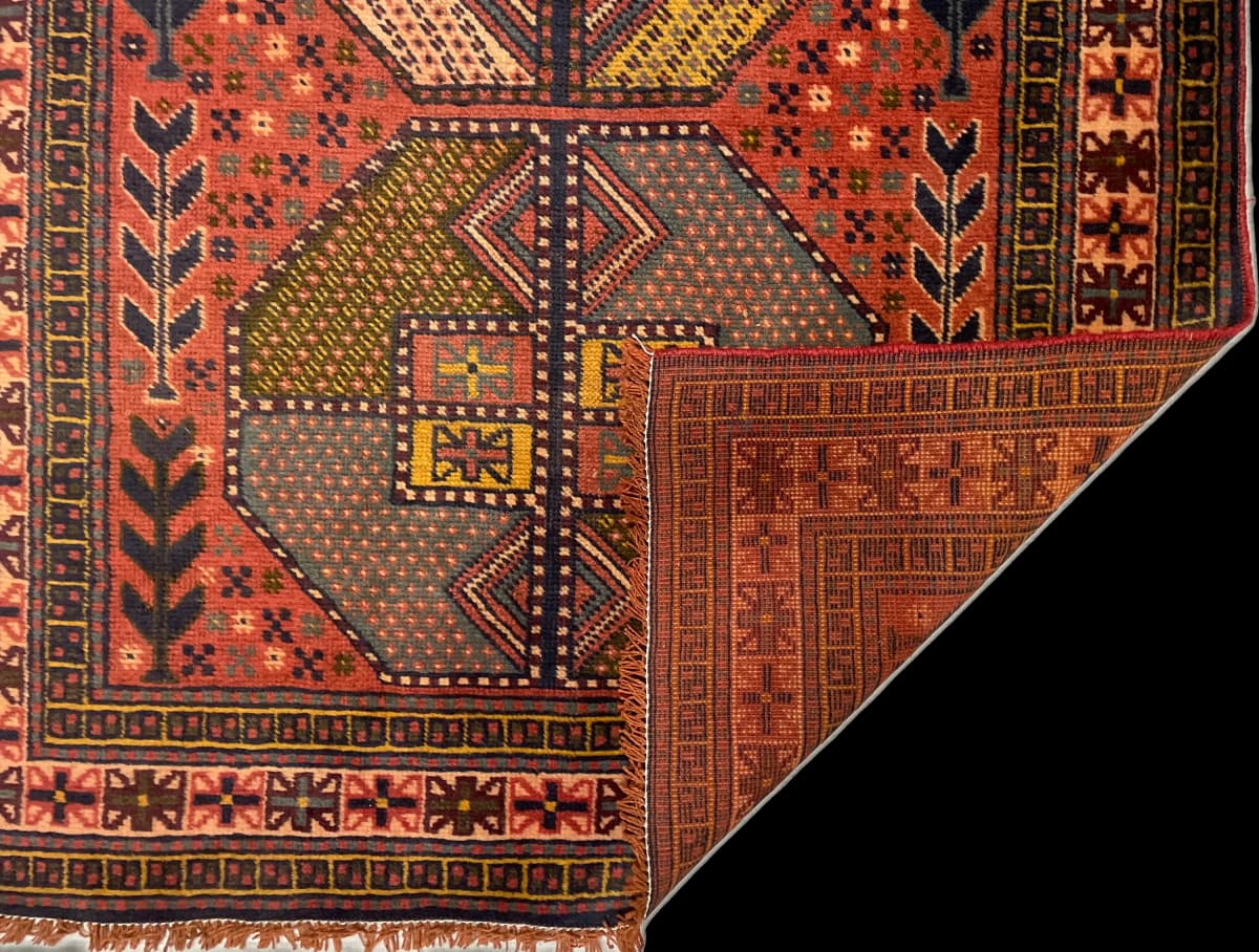 Perserteppich Belutsch, orientalisch, 112x188 cm, überwiegend in Rot — Gefaltet