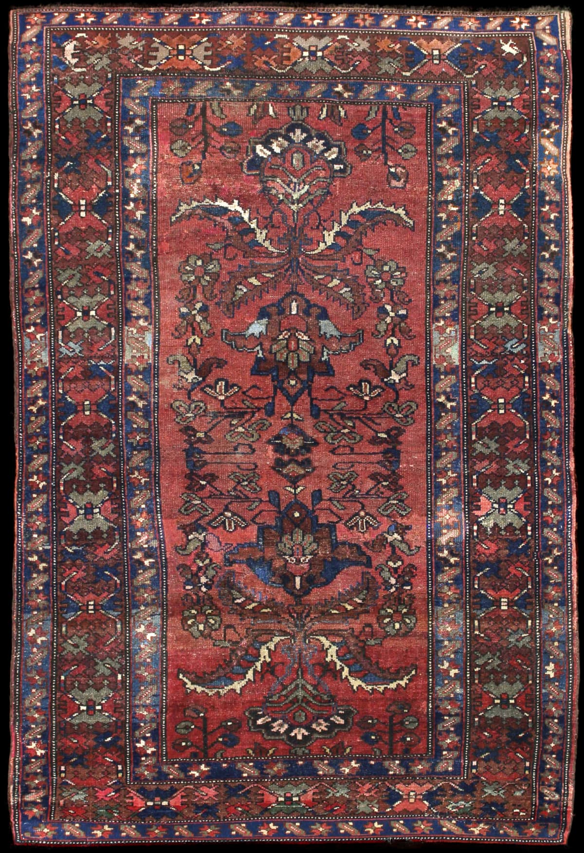 alfombra persa de estilo bakhtiari en dimensiones 200 centímetros de largo por 137 centímetros de ancho con colores principalmente rojo